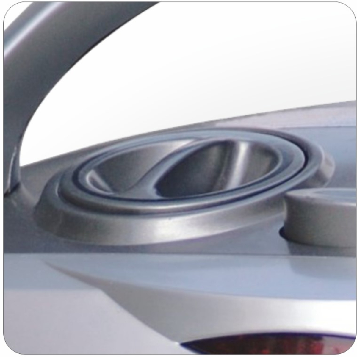 Dwa obrazy: zwinięty przewód telefoniczny i białe gniazdo ścienne.