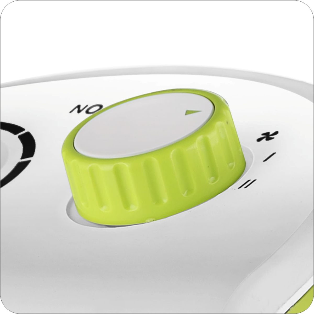 Zbliżenie białego i zielonego pokrętła na białej powierzchni.