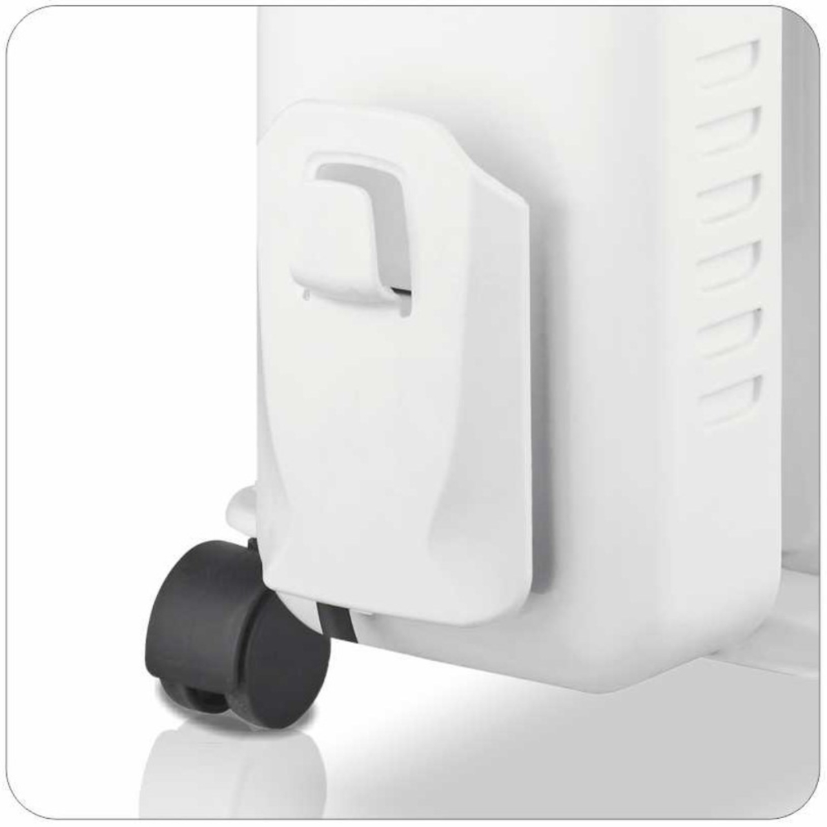 Zbliżenie białego grzejnika z czarnym kółkiem i uchwytem do przenoszenia.