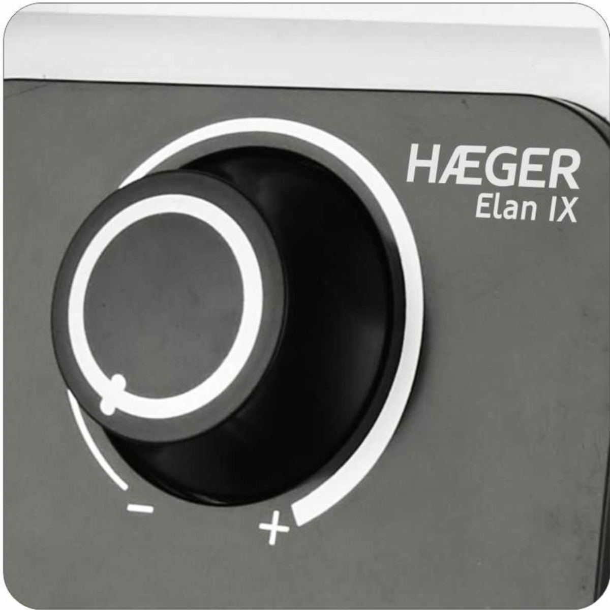 Un dial negro con marcas blancas y la palabra HAEGER, Elan IX, contra un fondo gris oscuro.