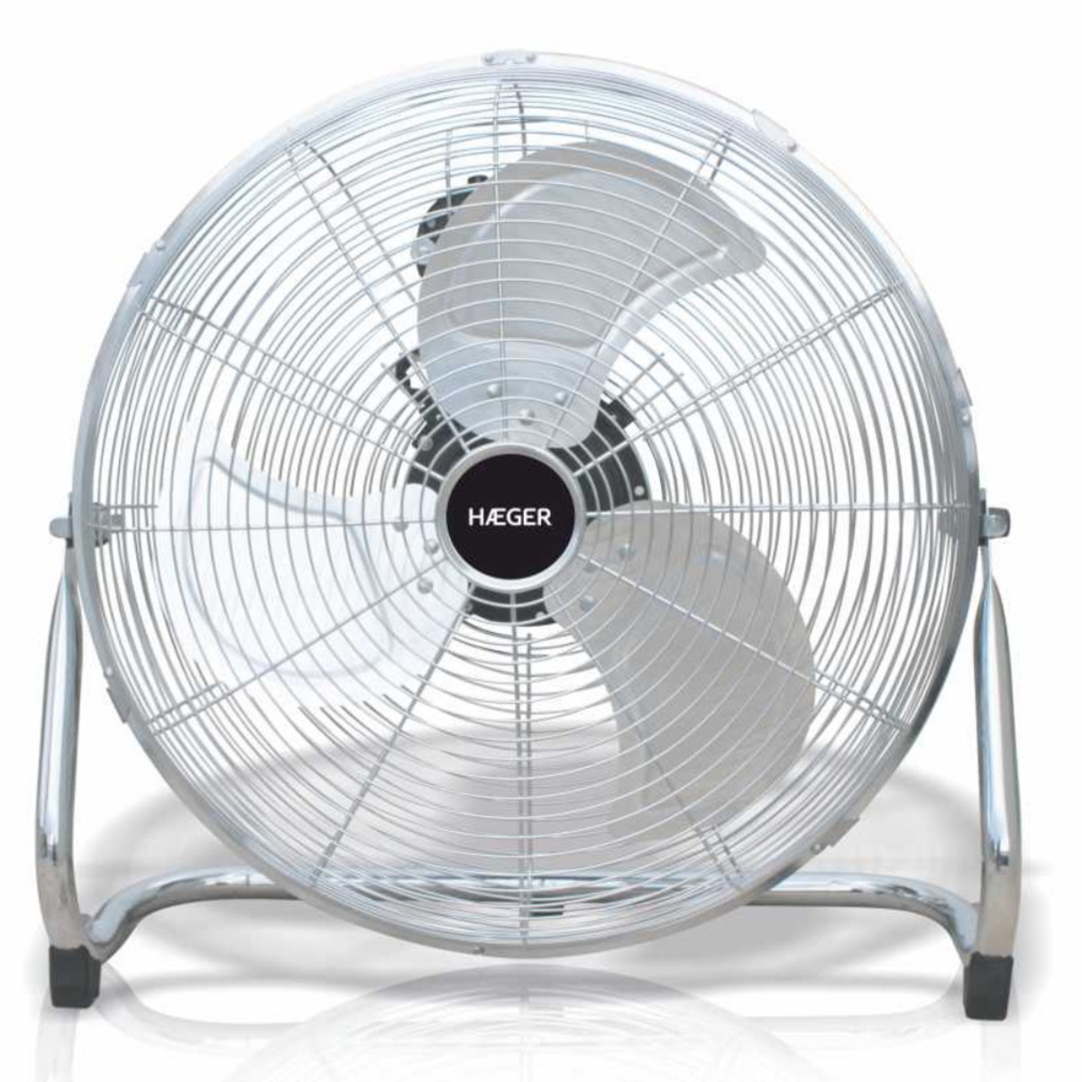 Ventilatore circolare argentato con gabbia, motore nero e logo HÄGER. Sfondo bianco.
