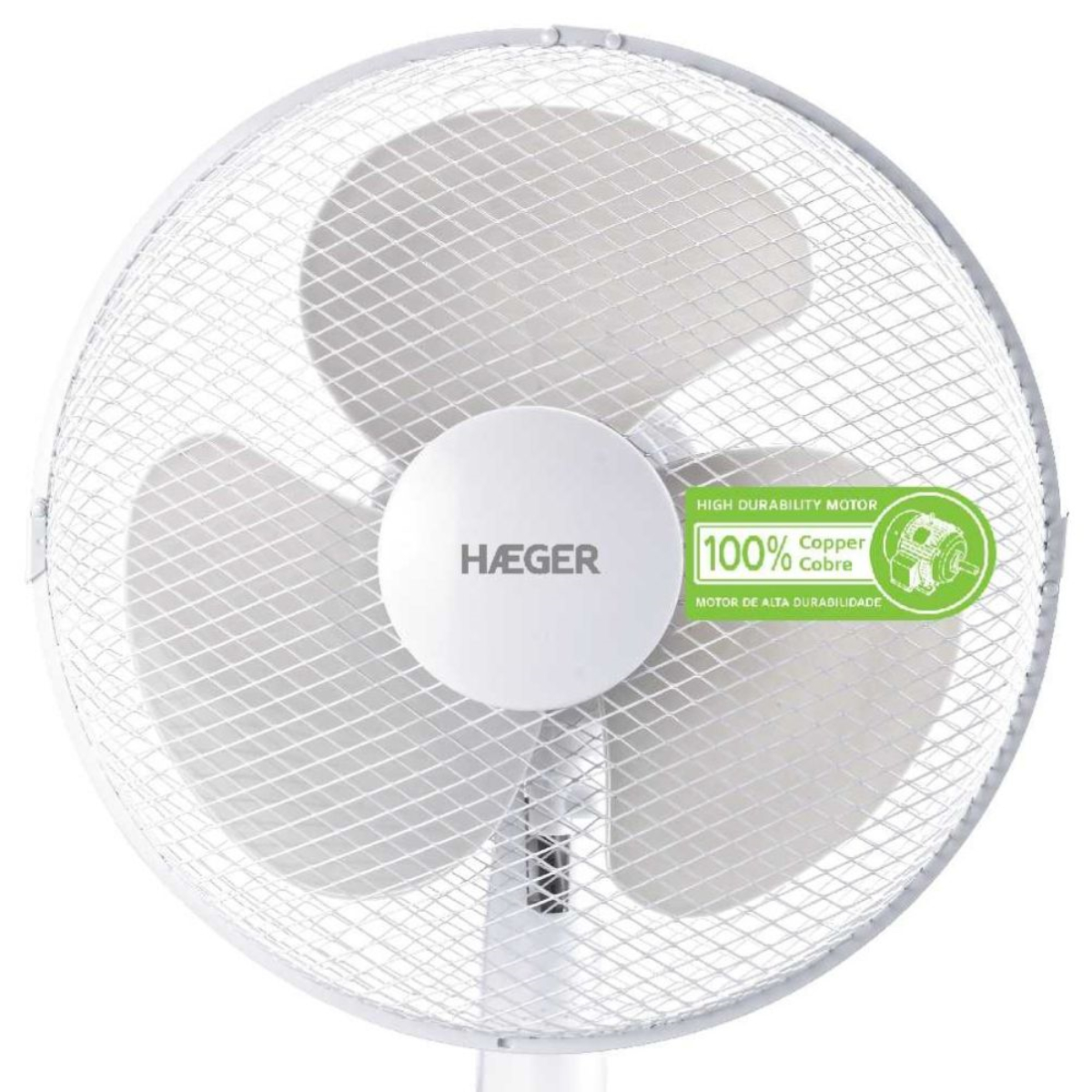 Un ventilador eléctrico blanco con una rejilla protectora y tres aspas. Tiene un motor de alta durabilidad.