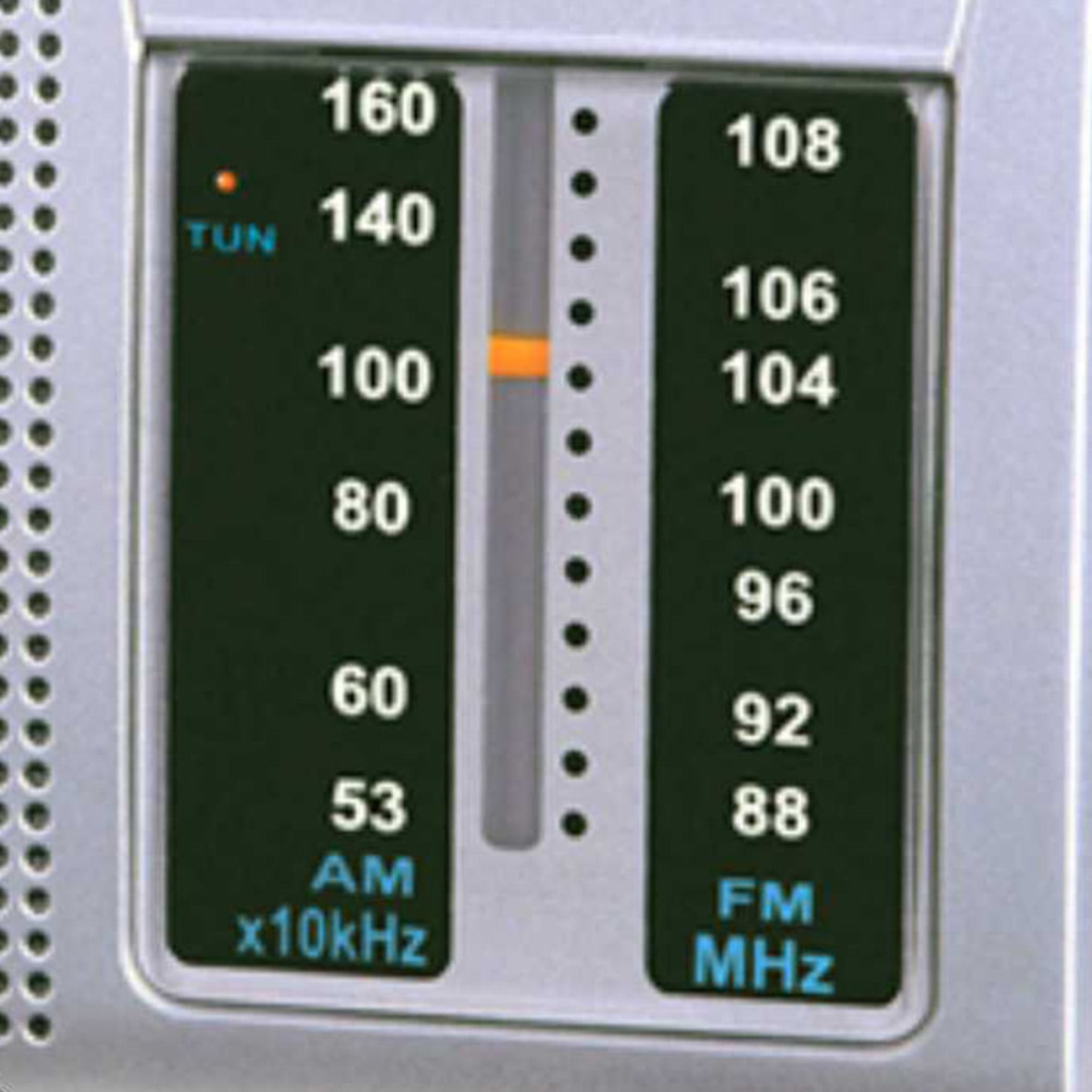 Quadrante della radio che mostra le frequenze AM e FM. Un indicatore arancione indica una frequenza.