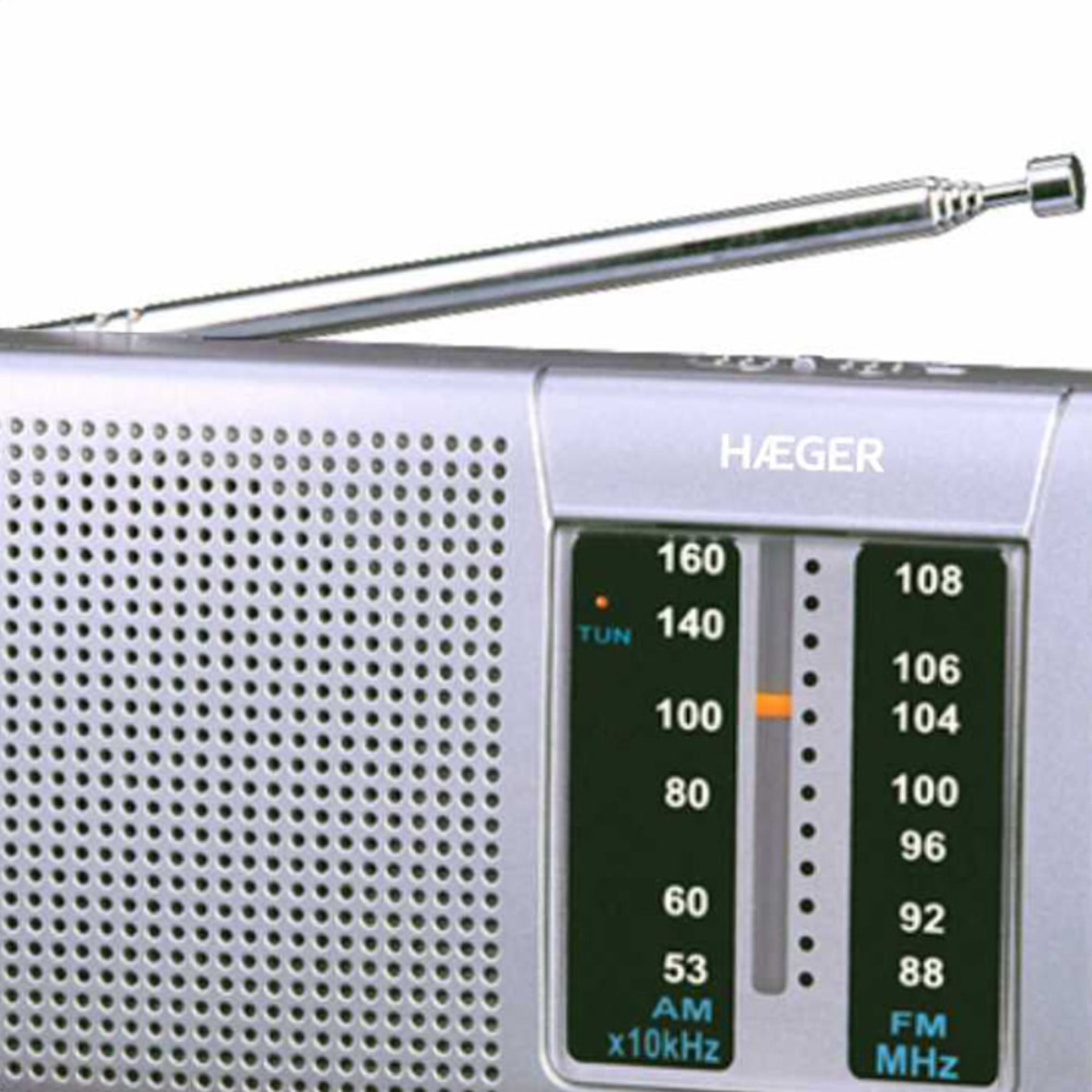 Un primo piano di una radio argentata con una manopola di sintonizzazione, un'antenna e fori per altoparlanti. Il marchio è HAEGER.