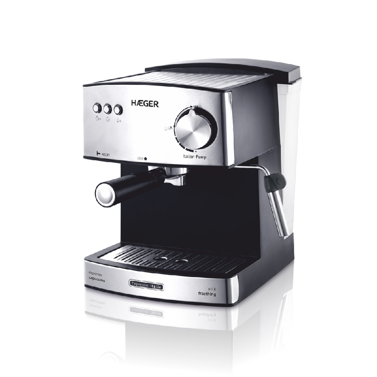 Macchina per caffè espresso, nera e argento, con quadranti, pulsanti e un ugello per montare il latte. Sfondo bianco.