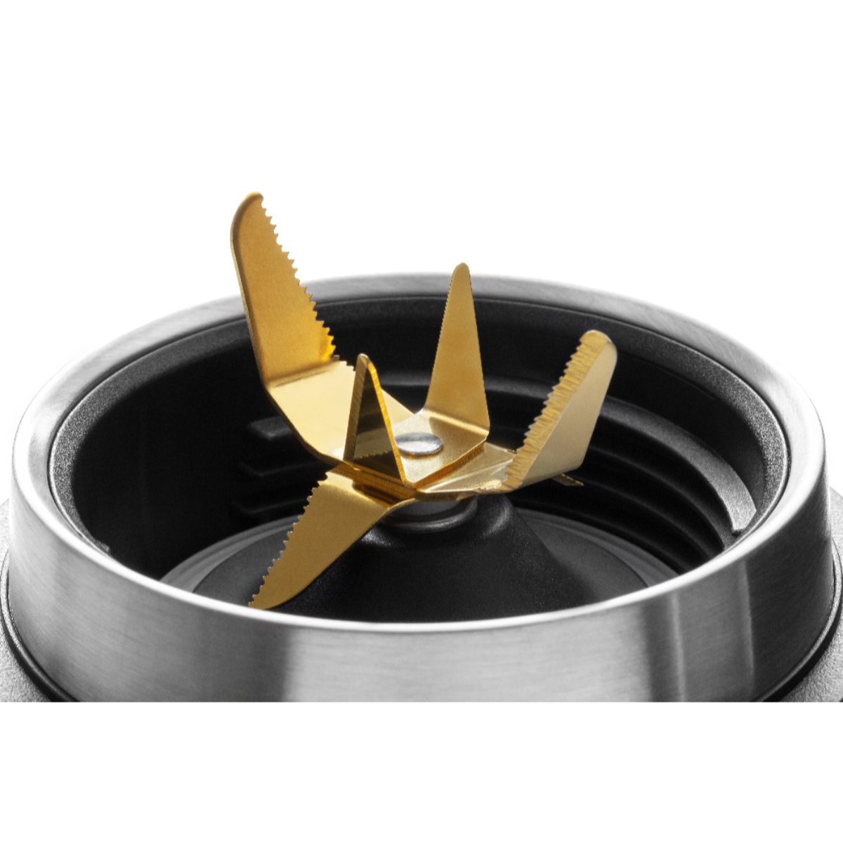 Zbliżenie ostrza blendera. Jest złote i ma czarną podstawę.