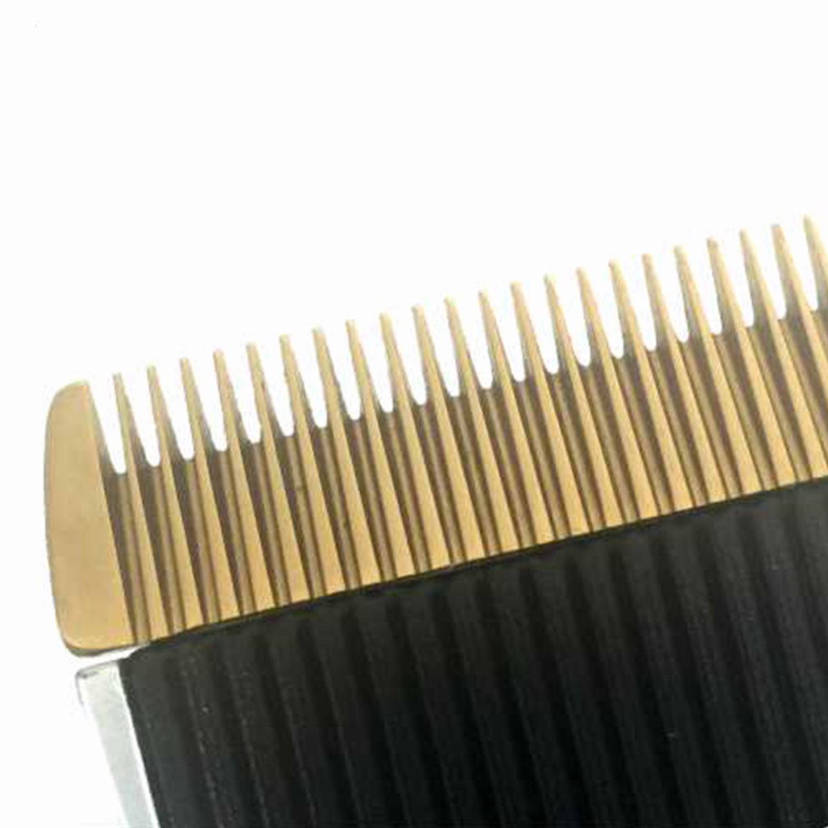 Primer plano de un peine dorado y negro, se ven los dientes del peine.