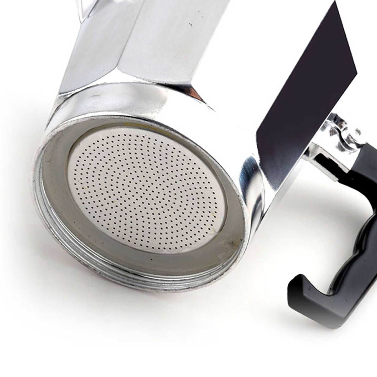 Zbliżenie srebrnego ekspresu do kawy z czarnym uchwytem i perforowanym wnętrzem.