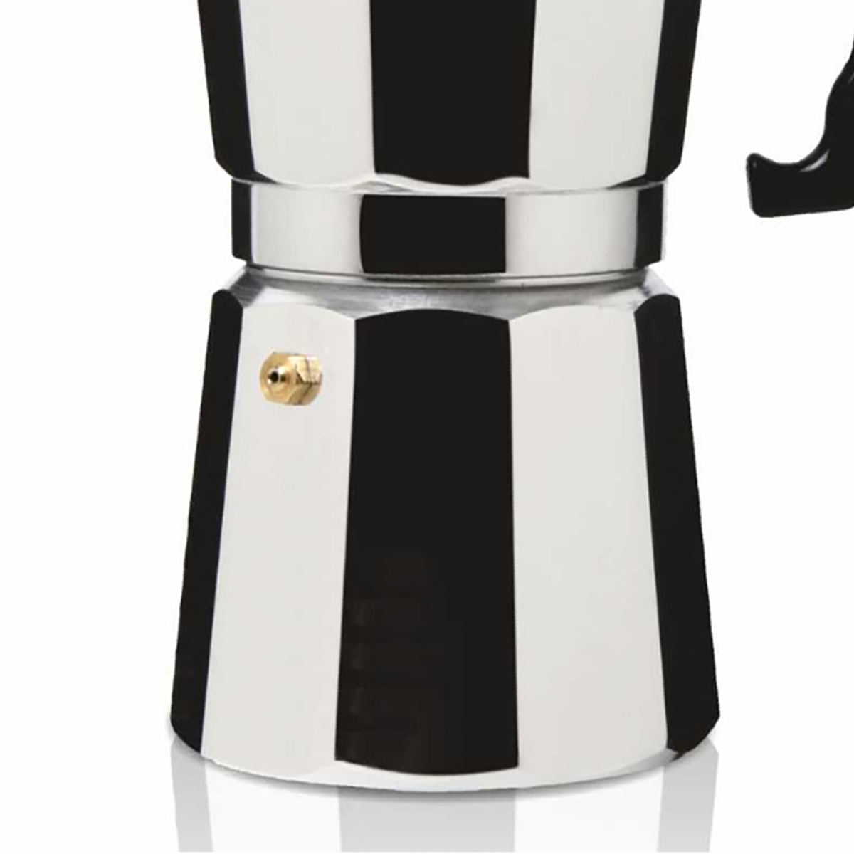 Zbliżenie srebrno-czarnego ekspresu do kawy, ze złotym zaworem.