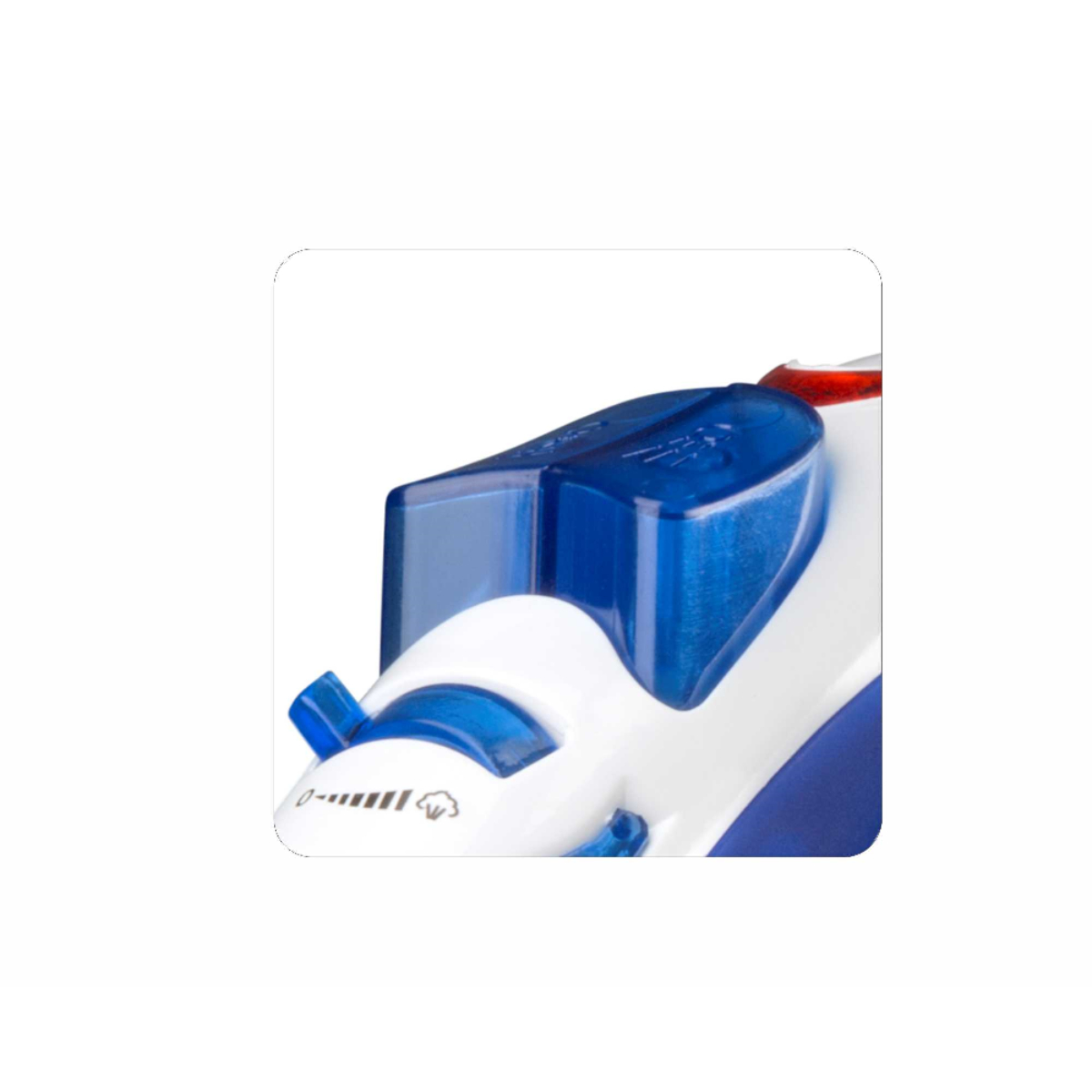 Primer plano del depósito de agua de una plancha blanca y azul.