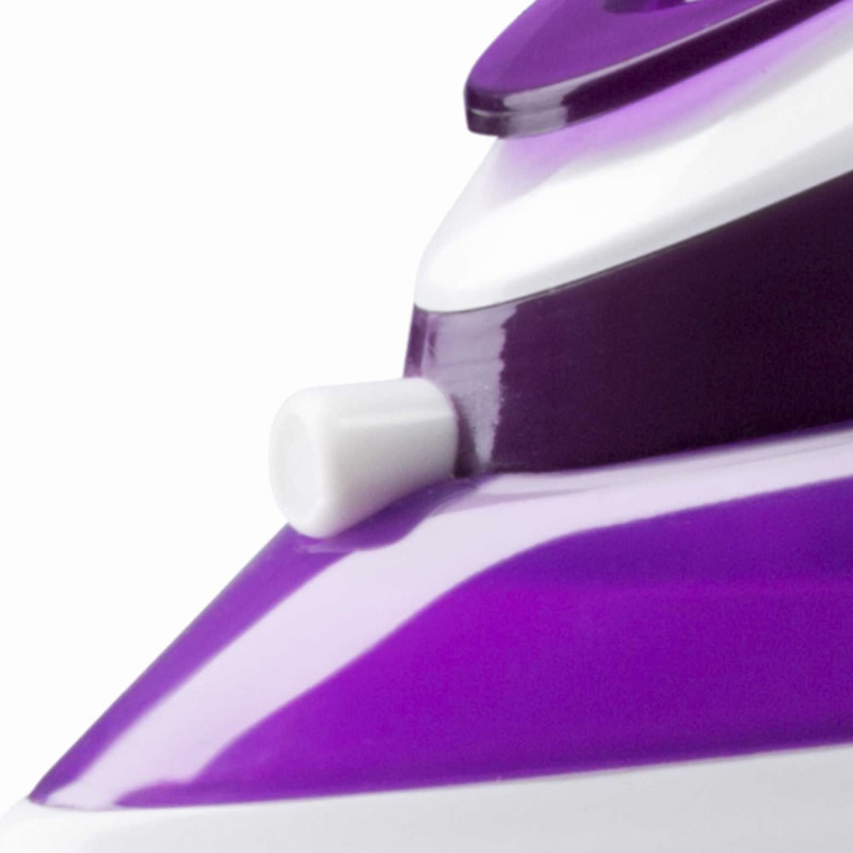 Primer plano de una plancha morada y blanca con un botón blanco. El fondo es blanco.