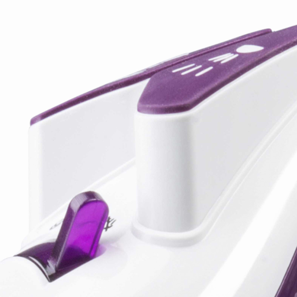 Primer plano de una plancha blanca y morada. Los detalles morados son visibles en la parte superior.