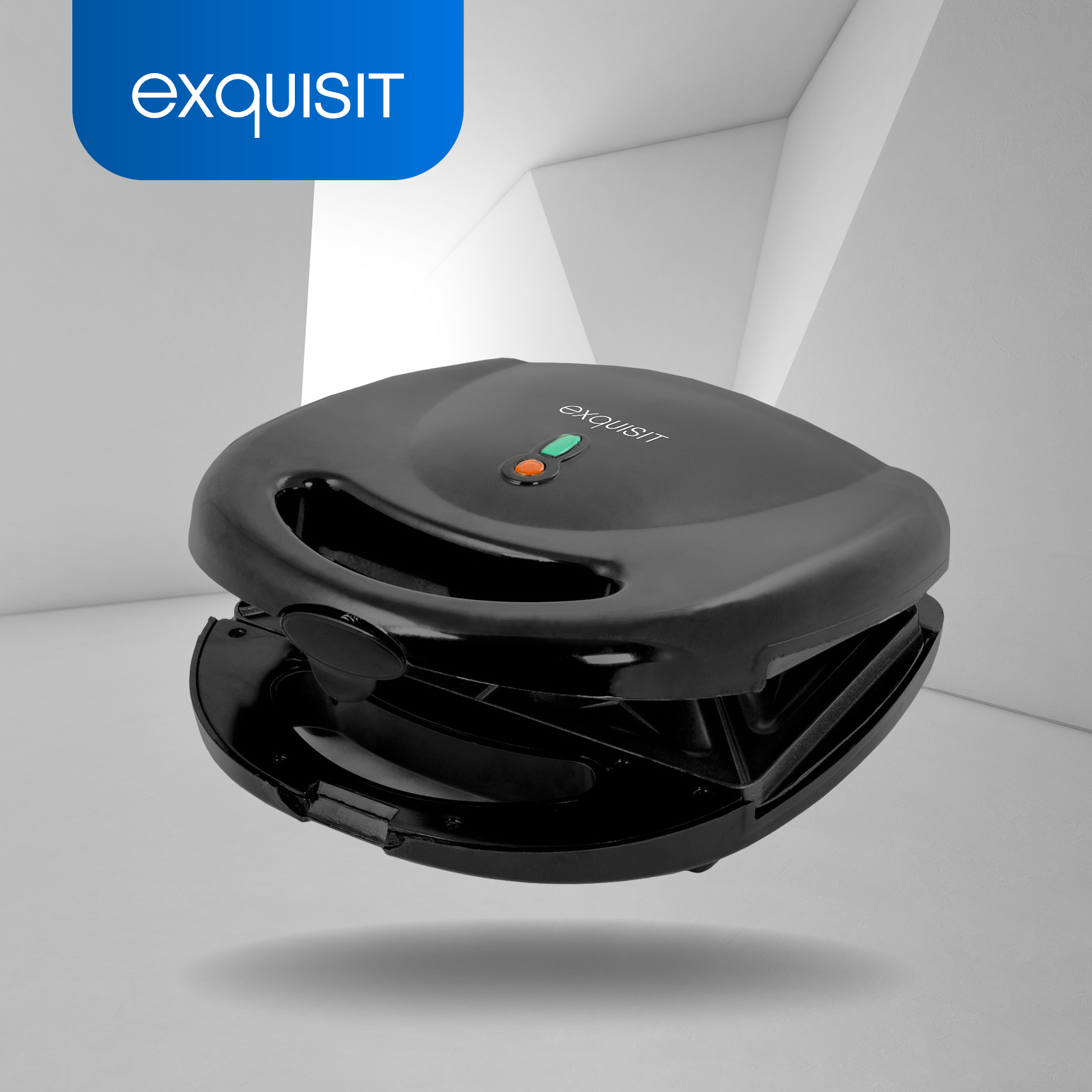 Schwarzer Sandwichmaker, geschlossen. Der Markenname 'exquisit' wird oben links angezeigt. Er hat einen Schatten.