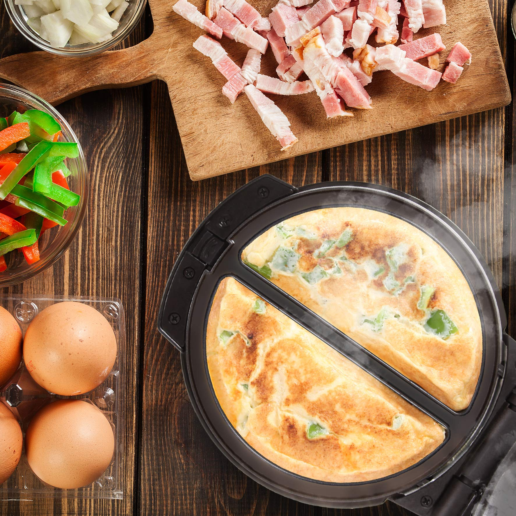 Omelett kocht in einer Pfanne. Zutaten: Eier, Speck, Zwiebeln und Paprika befinden sich in der Nähe.