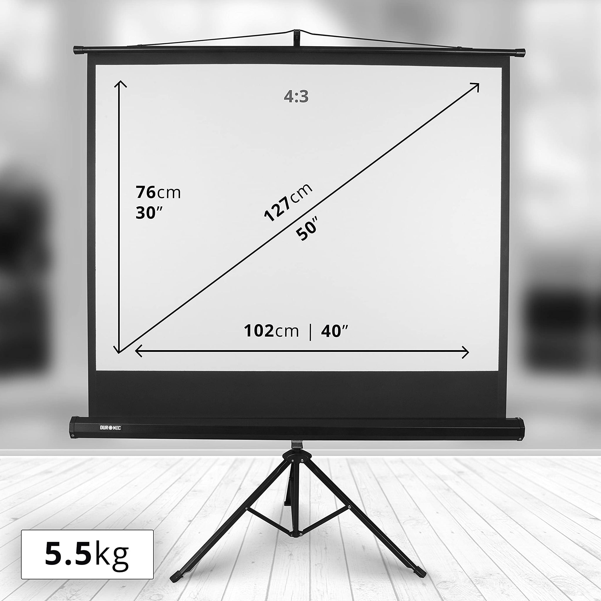 Weiße Projektorleinwand mit cm- und Zoll-Maßen auf einem Stativ.