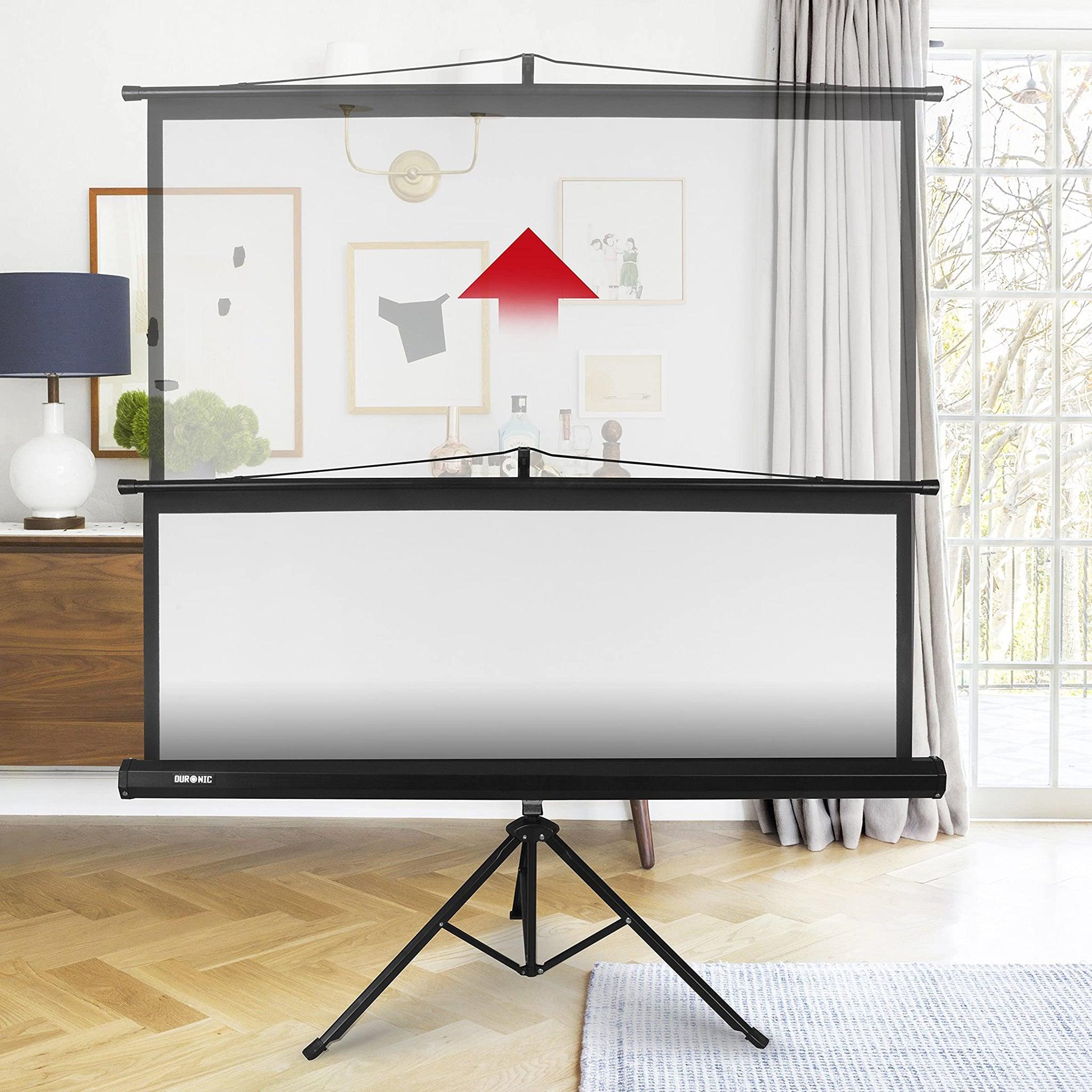 Eine Projektorleinwand auf einem Stativ ist in einem Raum aufgebaut.
