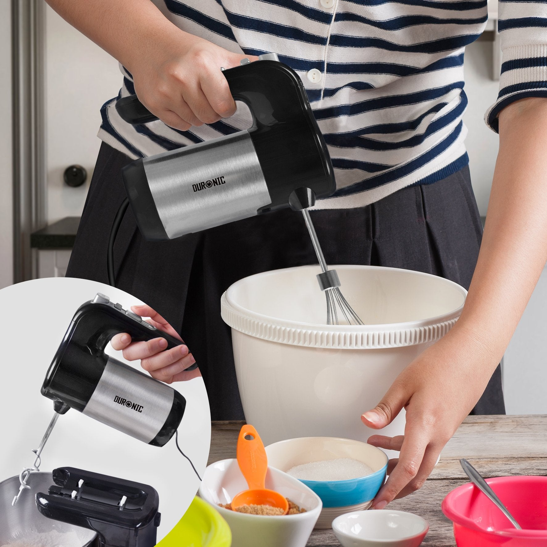 Frau hält einen schwarz-silbernen Handmixer. Eine Schüssel und Zutaten stehen auf dem Tisch.