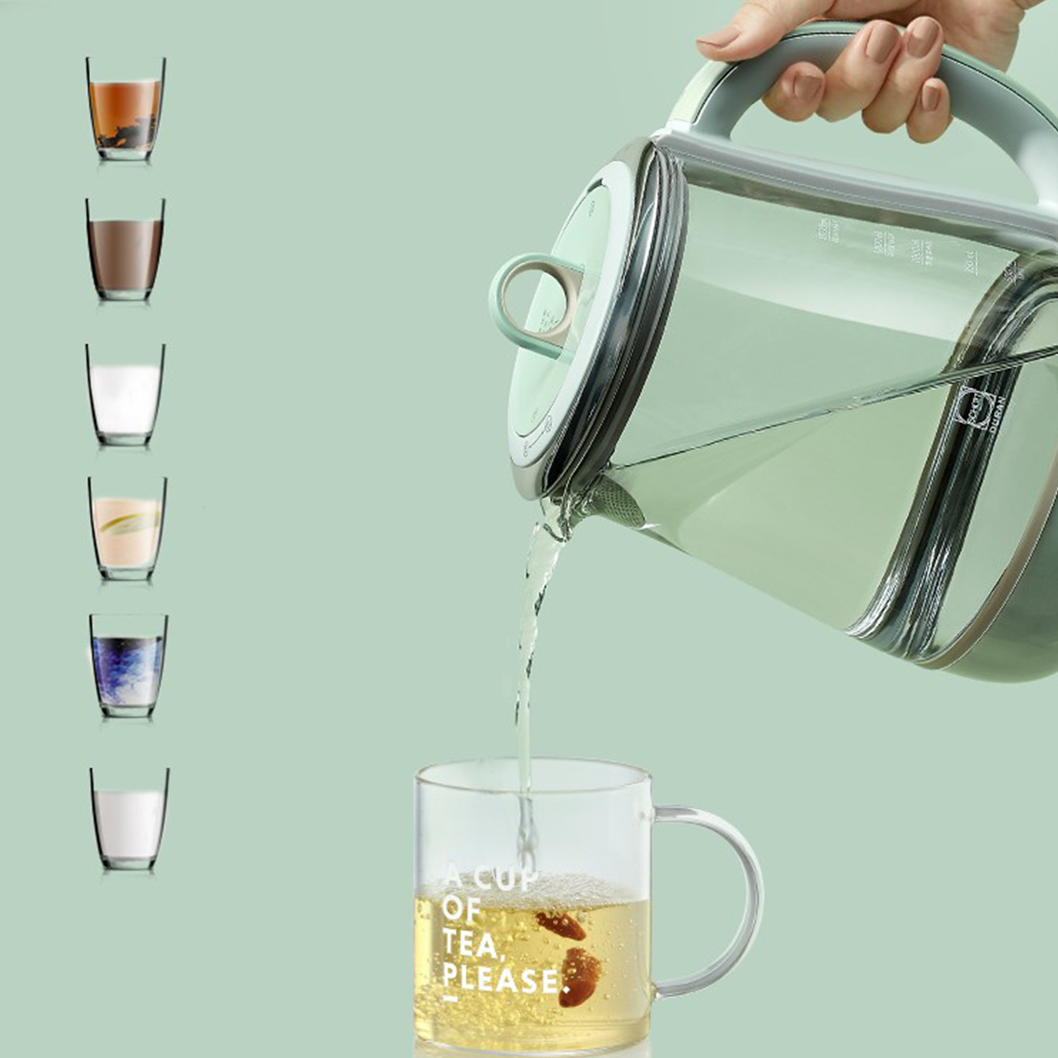 Osoba nalewa wodę ze szklanego dzbanka do szklanki z herbatą.