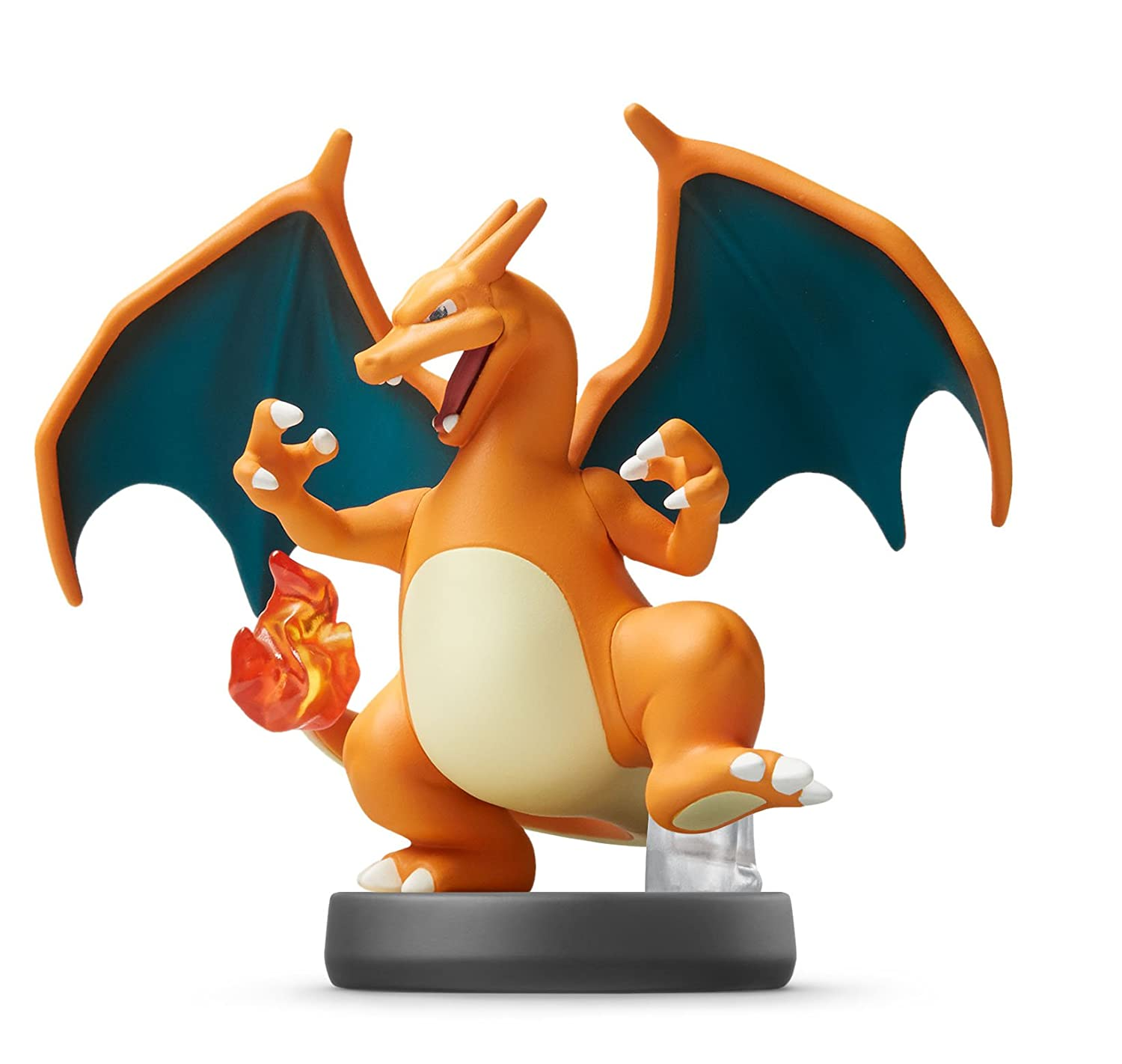 Eine Charizard-Figur in dynamischer Pose, mit orangefarbenen und cremefarbenen Farben, auf schwarzem Sockel.