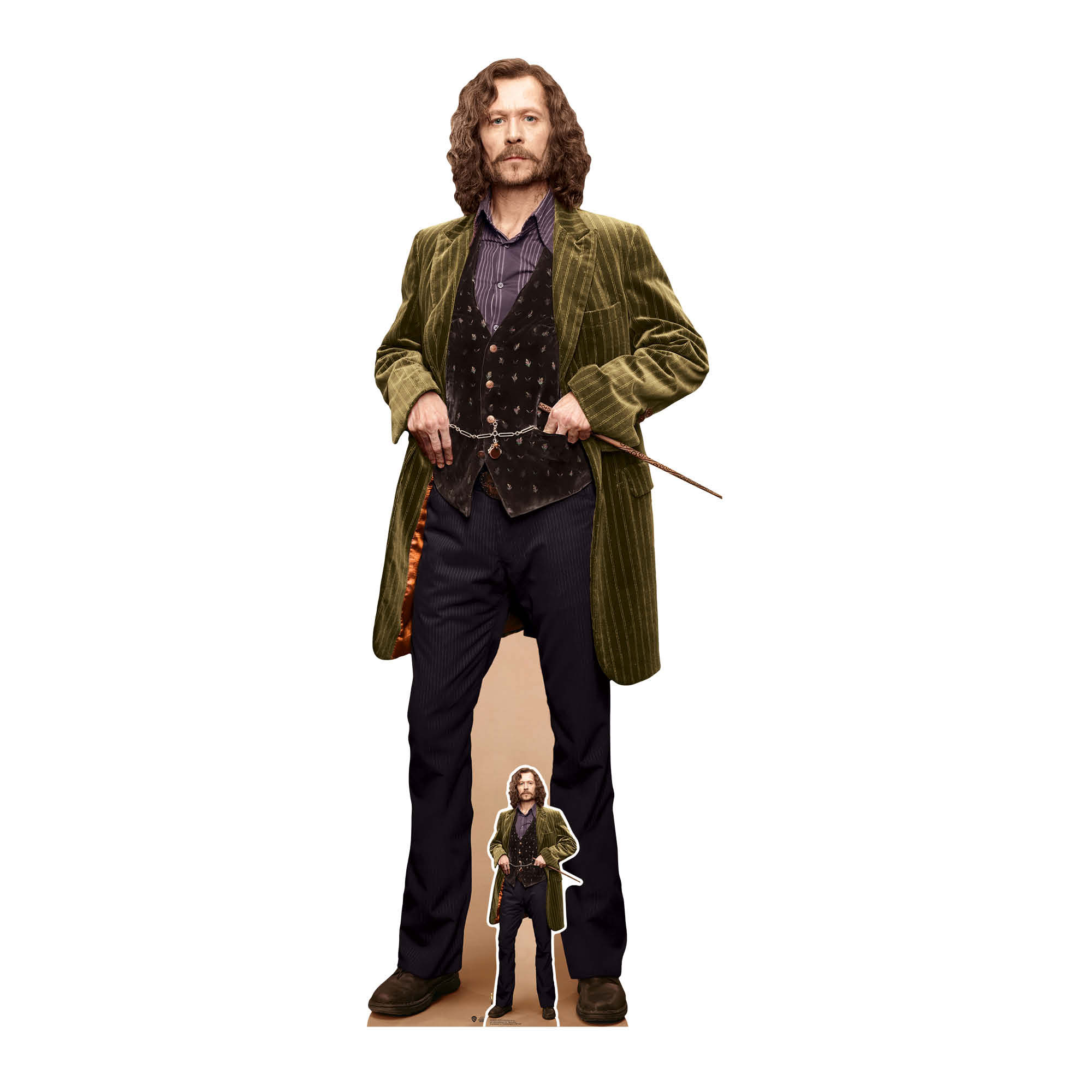 Lebensgroßer Pappaufsteller von Sirius Black. Er ist in Kostüm mit einem Zauberstab. Es gibt auch einen kleineren.