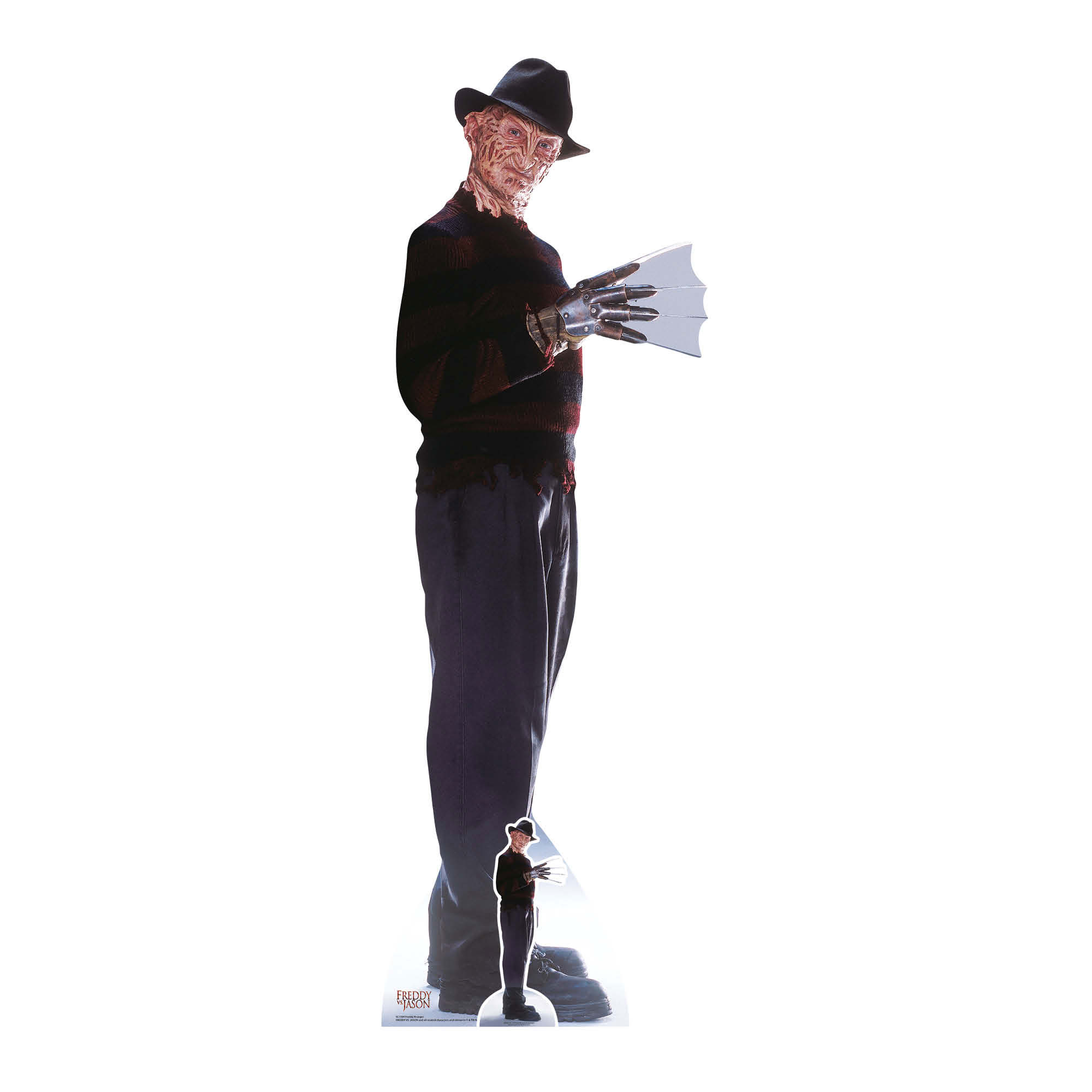 Freddy Krueger steht und hält Metallkrallen. Eine kleine Figur befindet sich am Boden.