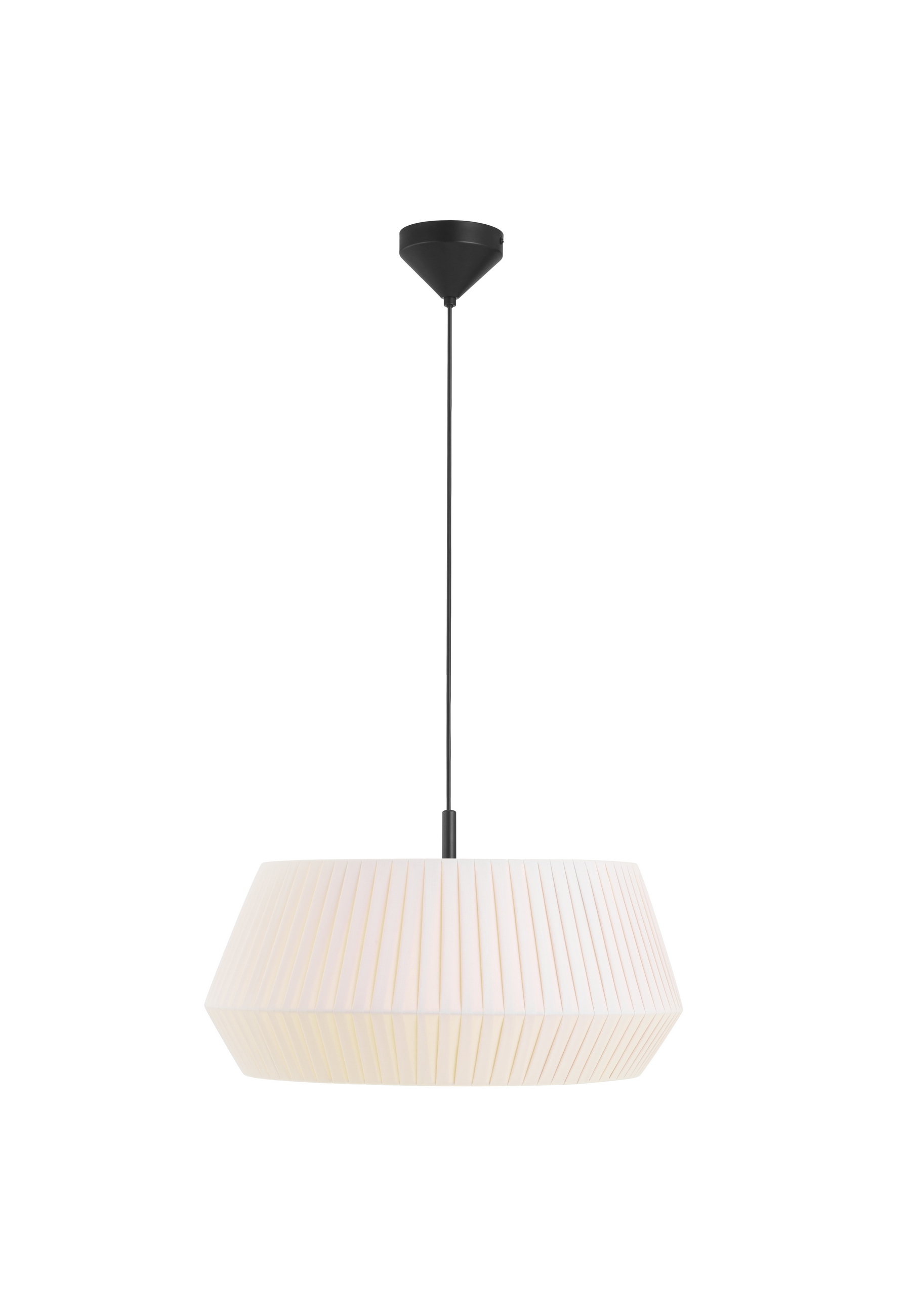 Lampe suspendue plissée blanche avec cordon noir et fixation au plafond, isolée sur blanc.