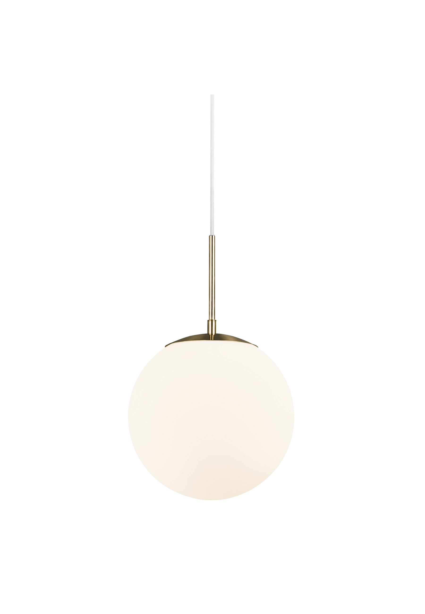 Une lampe blanche en forme de globe suspendue à un cordon blanc. La lampe a une finition en laiton.