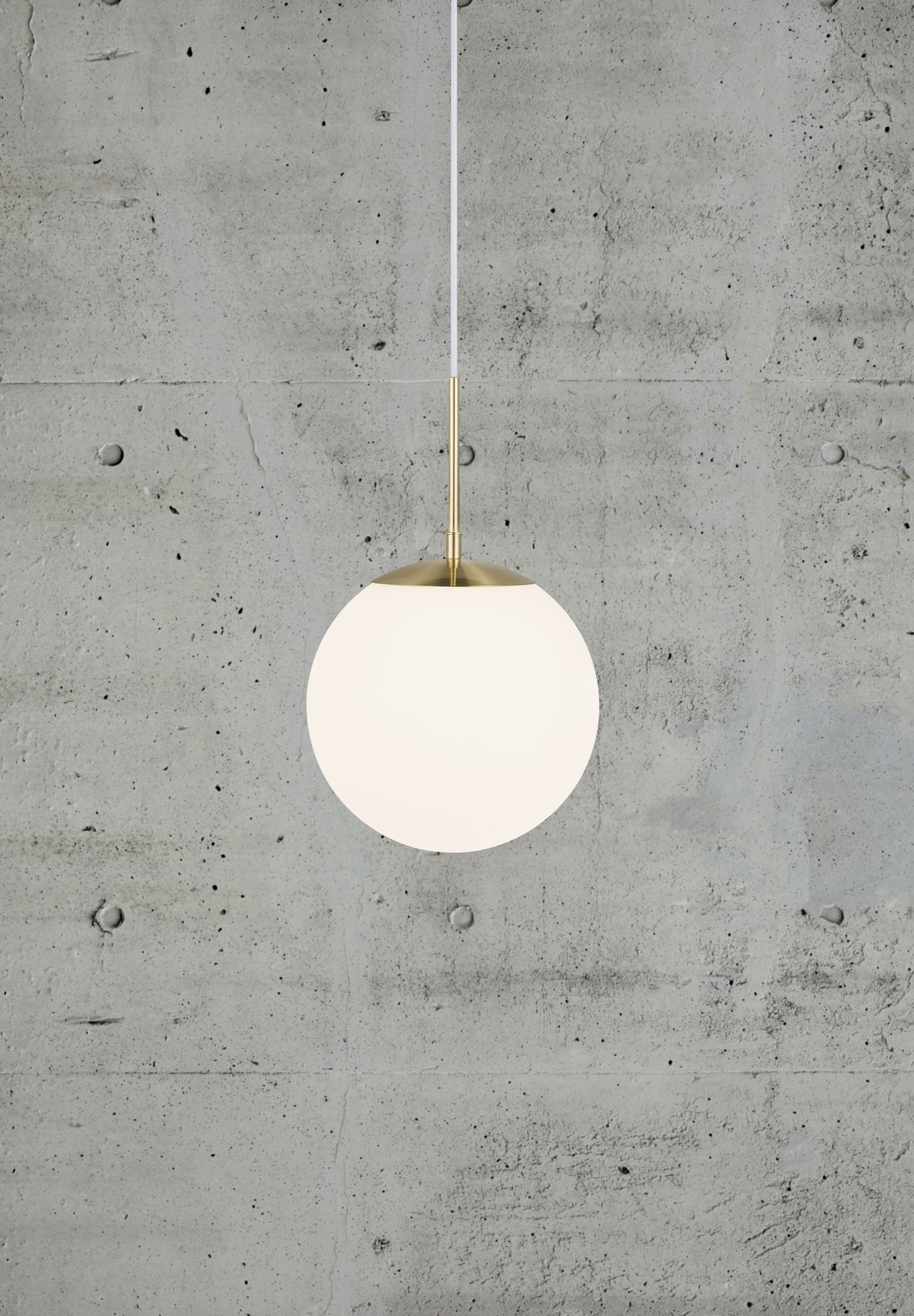 Une lampe suspendue globe blanche suspendue contre un mur en béton.