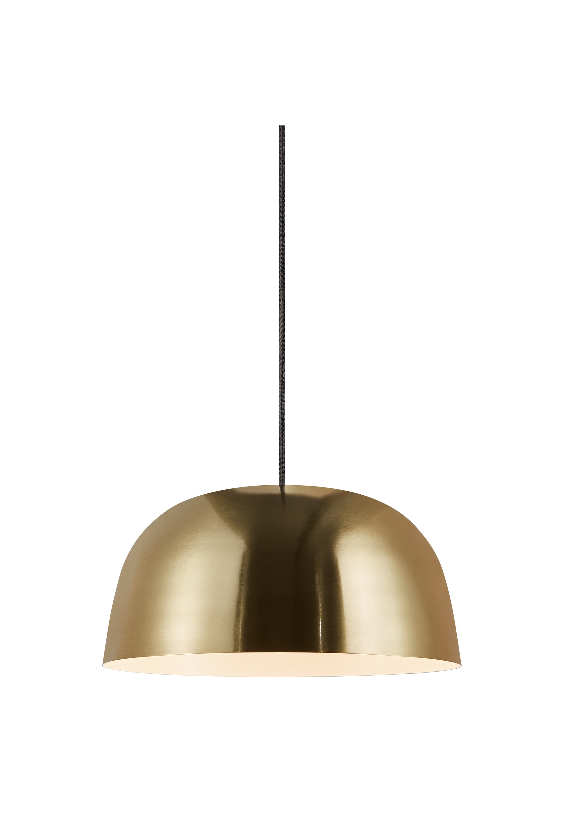 Goldene Pendelleuchte mit Kuppelform. Sie hängt an einem schwarzen Kabel. Der Hintergrund ist weiß.