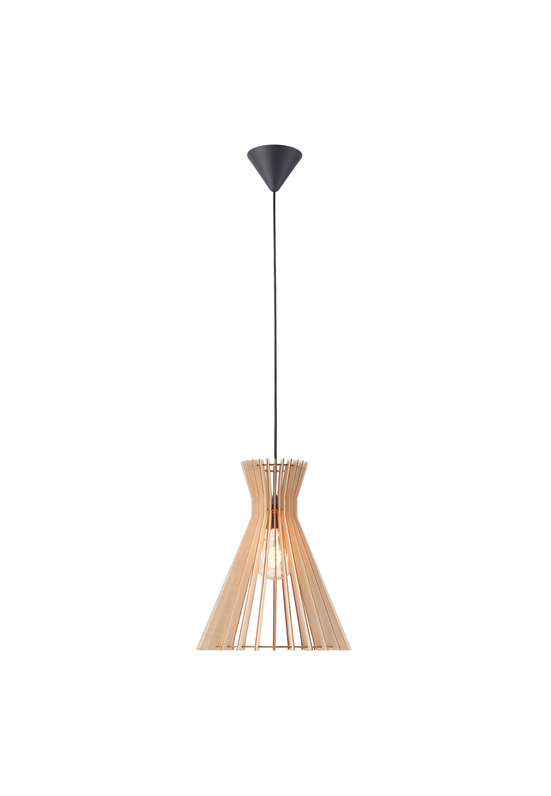 Eine Holz-Pendelleuchte hängt von der Decke. Sie hat eine Glühbirne im Inneren.