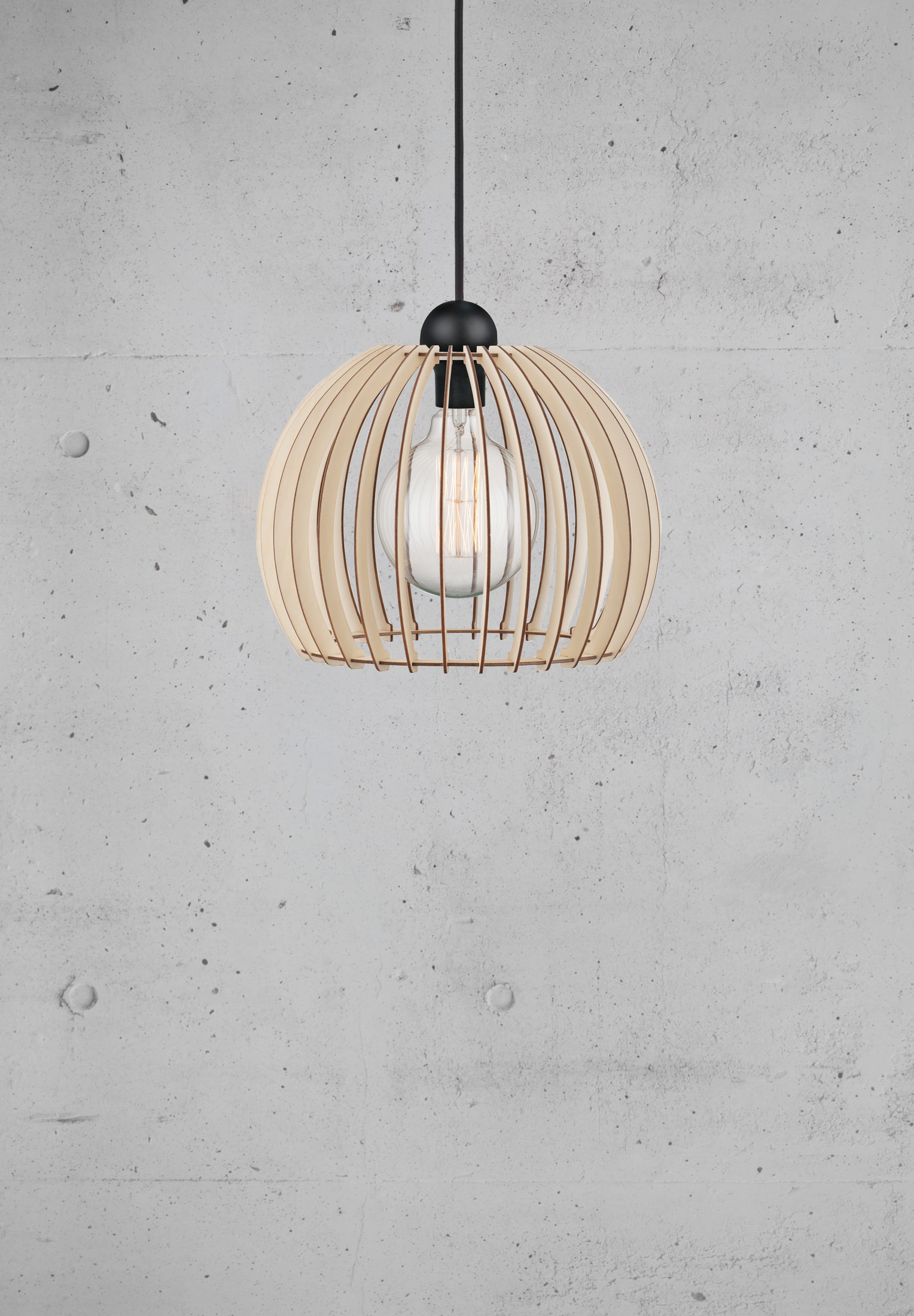 Hängende Holzlampe mit Glühbirne. Der Hintergrund ist eine Betonwand.