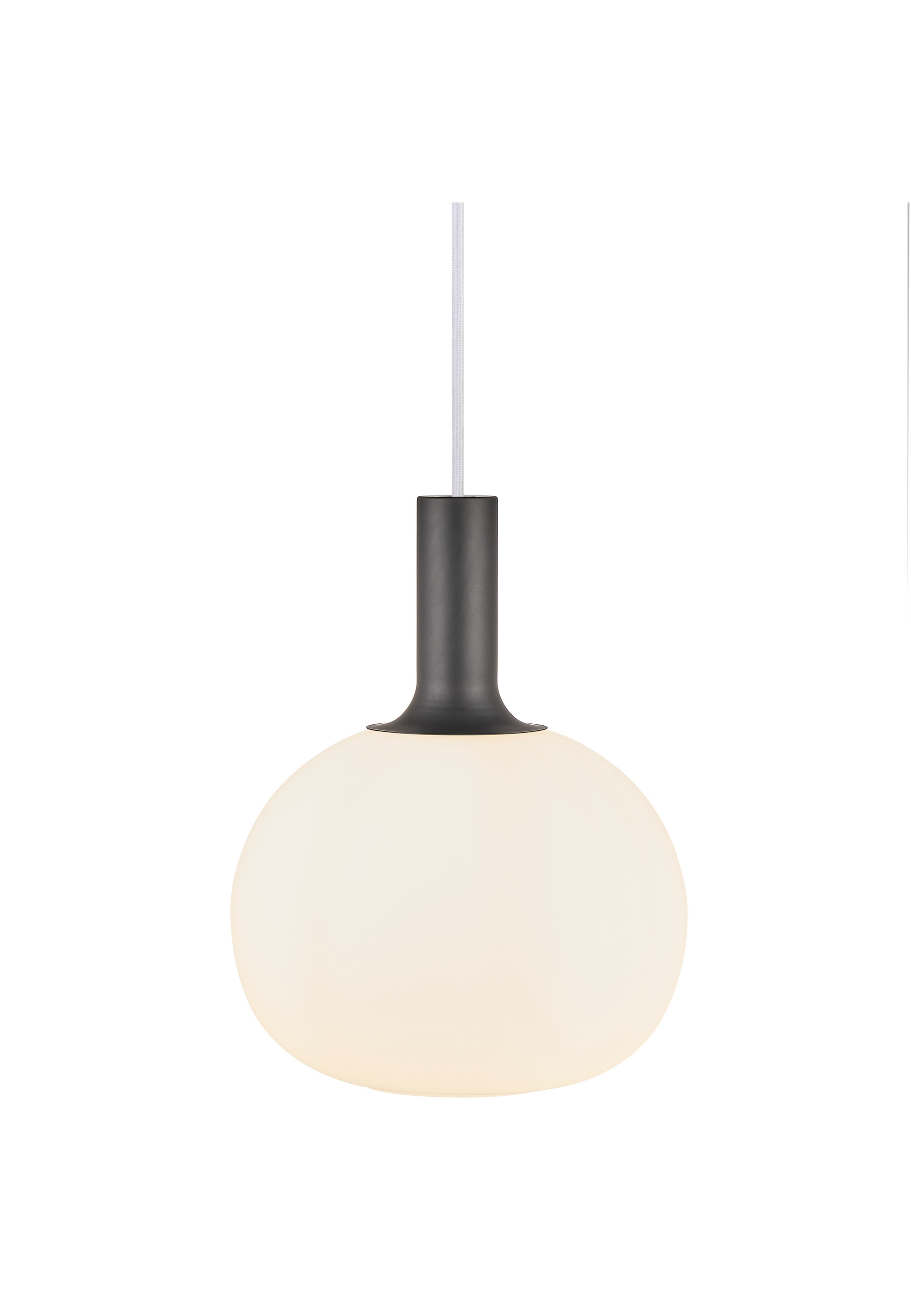 Une suspension globe blanche suspendue à un cordon blanc. Elle a un dessus noir.