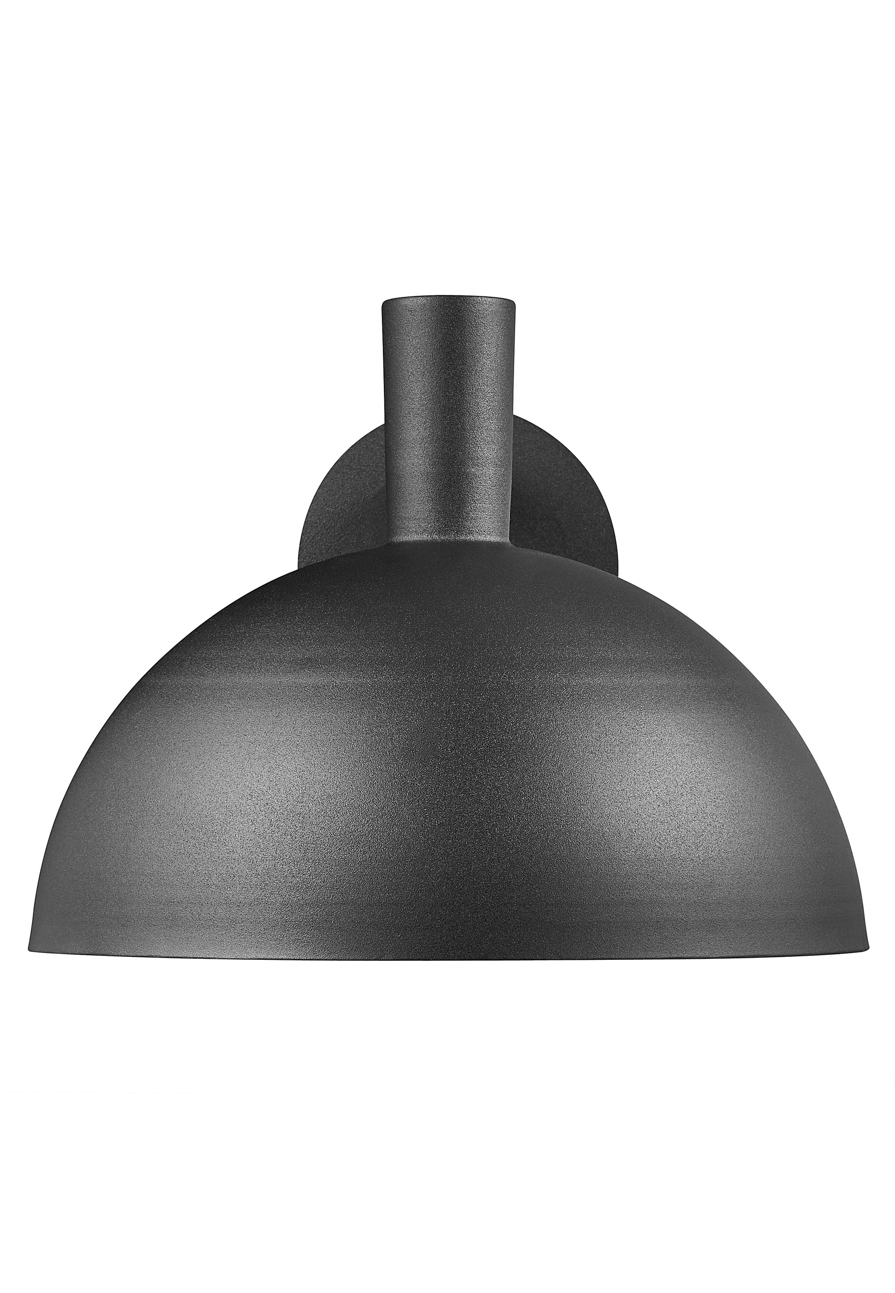 Eine schwarze Wandleuchte mit einem halbkugelförmigen Schirm. Weißer Hintergrund.