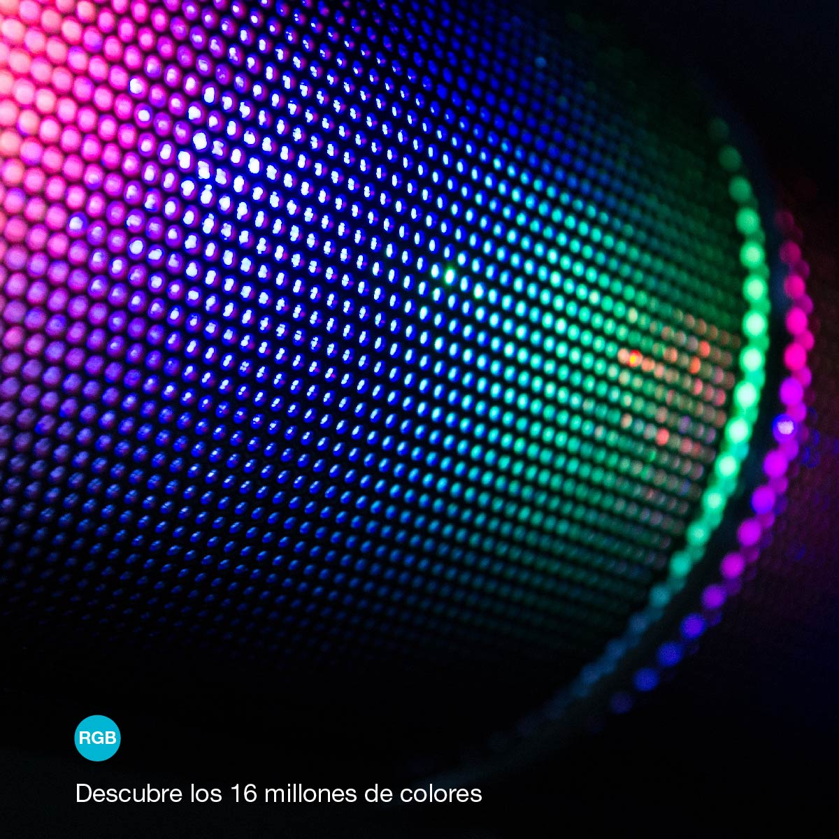 Primer plano de un altavoz con iluminación RGB. Texto: Descubre 16 millones de colores.