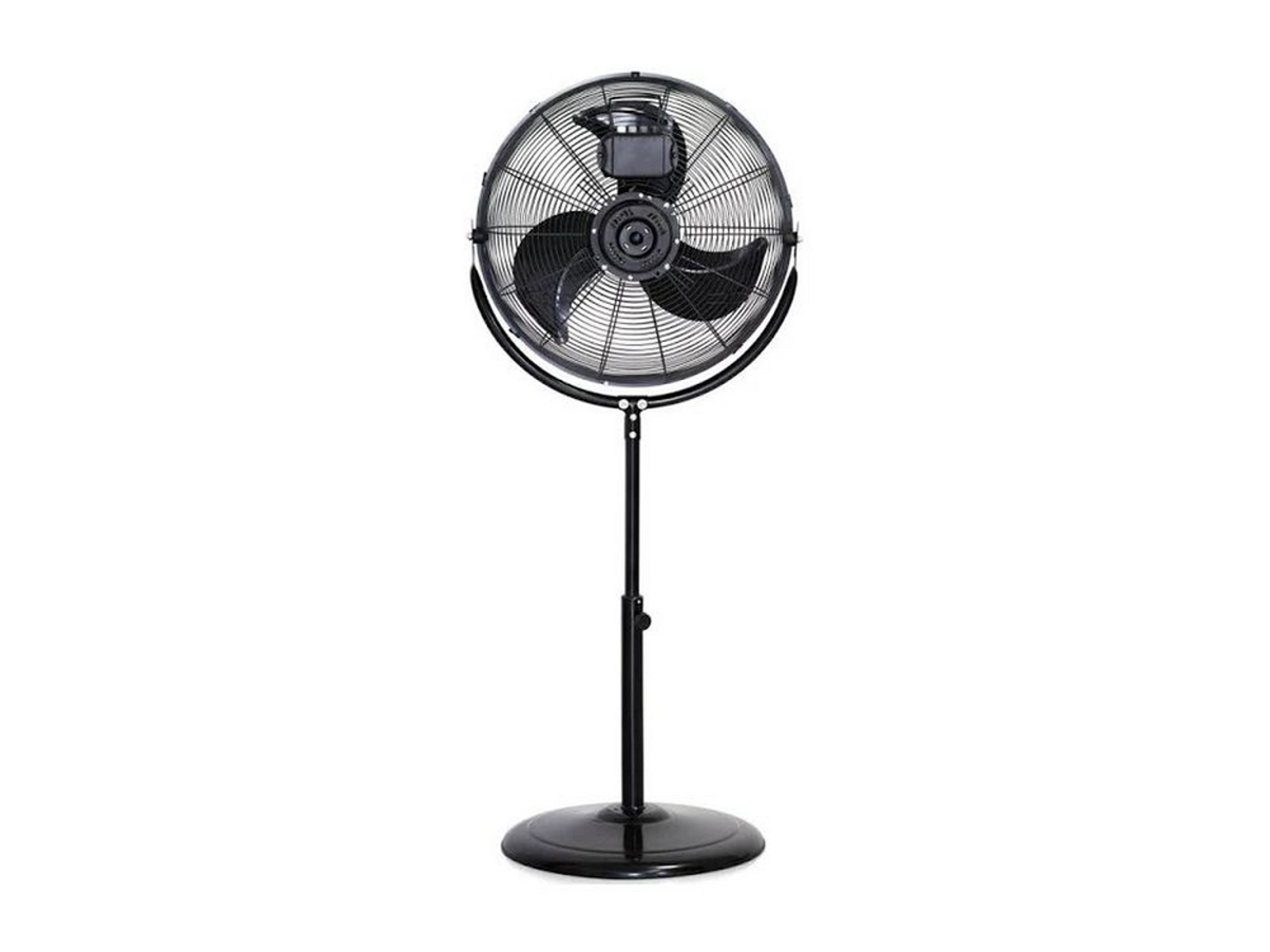 Ventilador industrial negro sobre un soporte, contra un fondo blanco.
