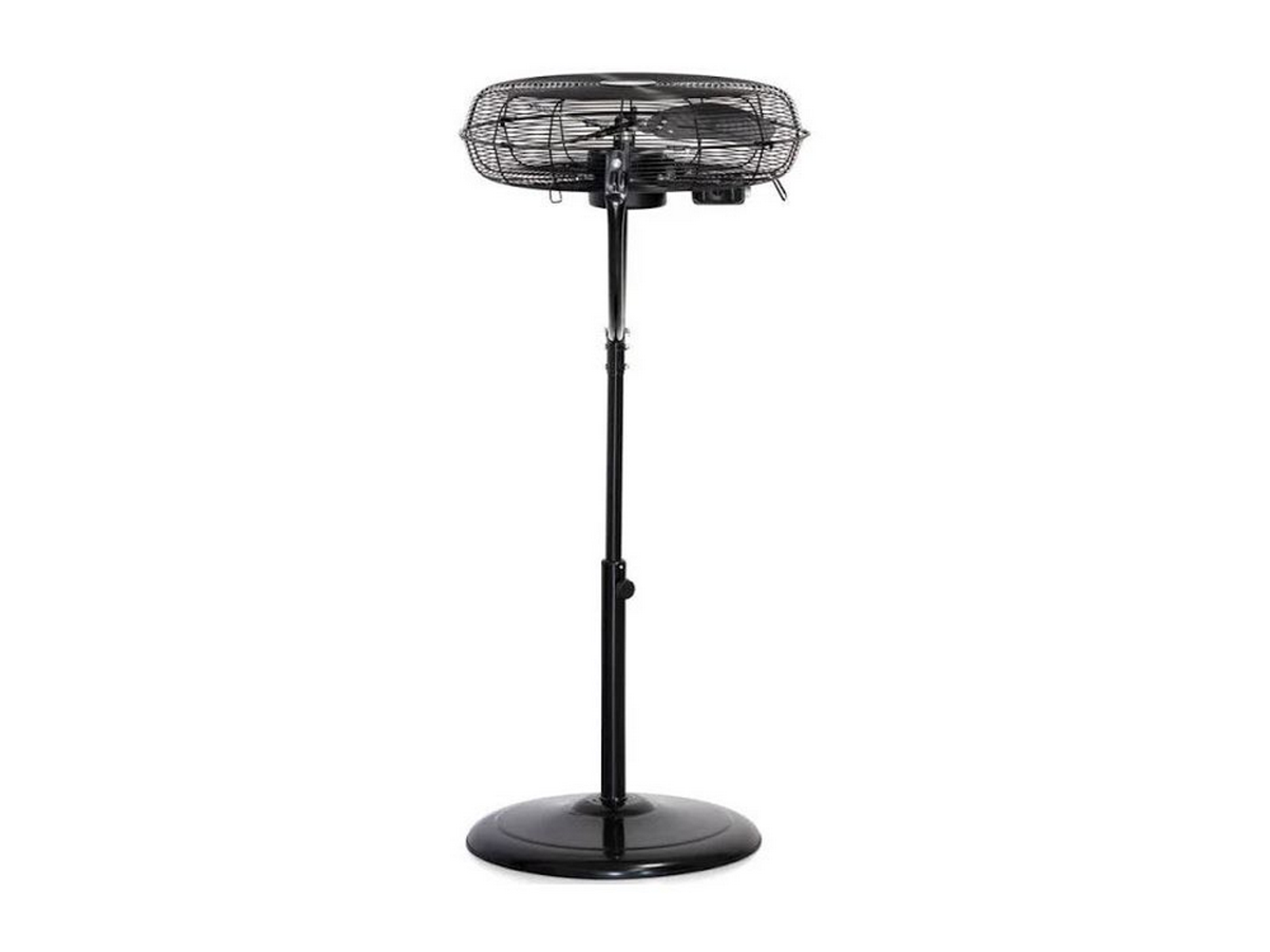 Un ventilador de pie negro con una jaula y una base circular, sobre fondo blanco.