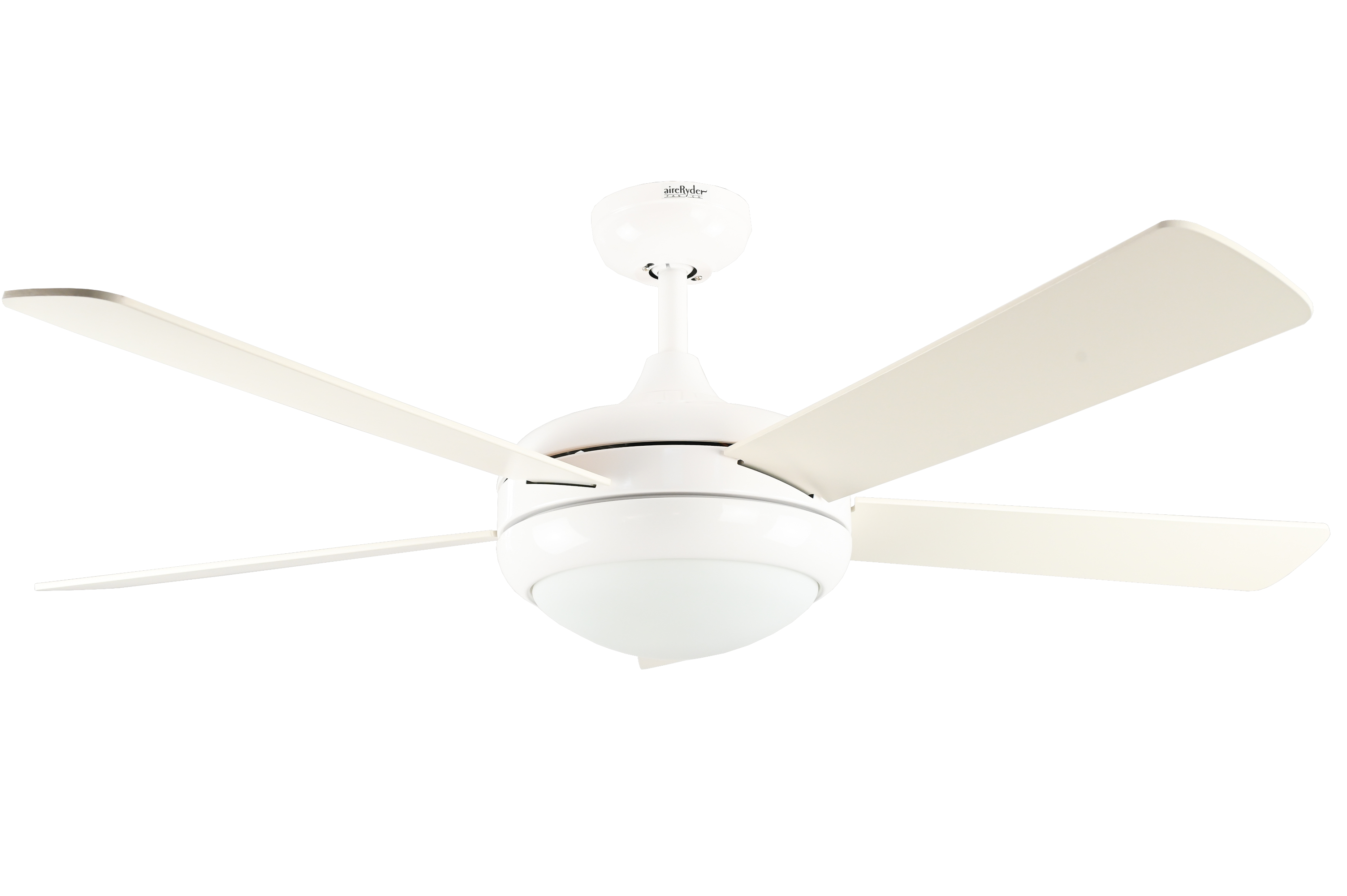 Weißer Deckenventilator mit vier Flügeln. Der Ventilator steht vor weißem Hintergrund.