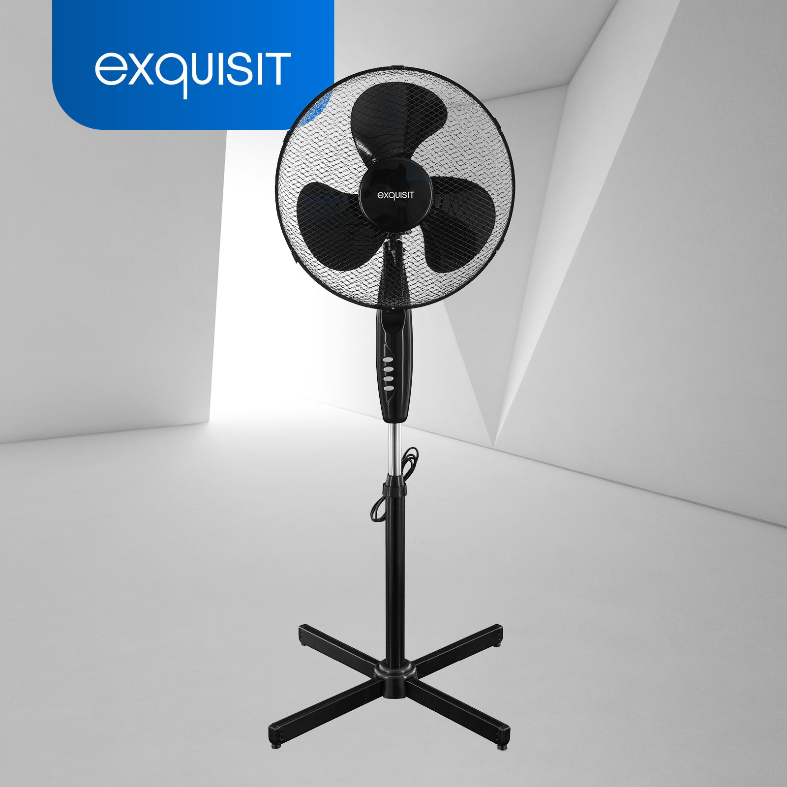 Un ventilador de pedestal negro y blanco con tres aspas y soporte.