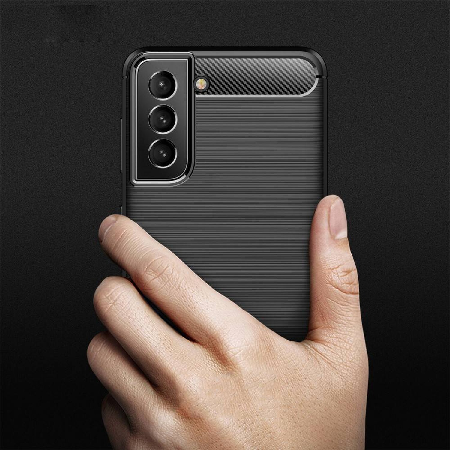 Schwarze Handyhülle mit strukturiertem Design, in der Hand gehalten. Drei Kameralinsen sichtbar.