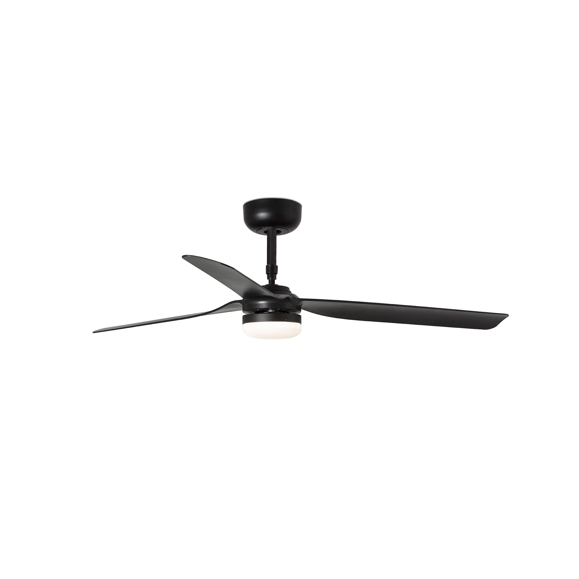 Ein schwarzer Deckenventilator mit drei Flügeln und einem zentralen Licht. Der Hintergrund ist weiß.