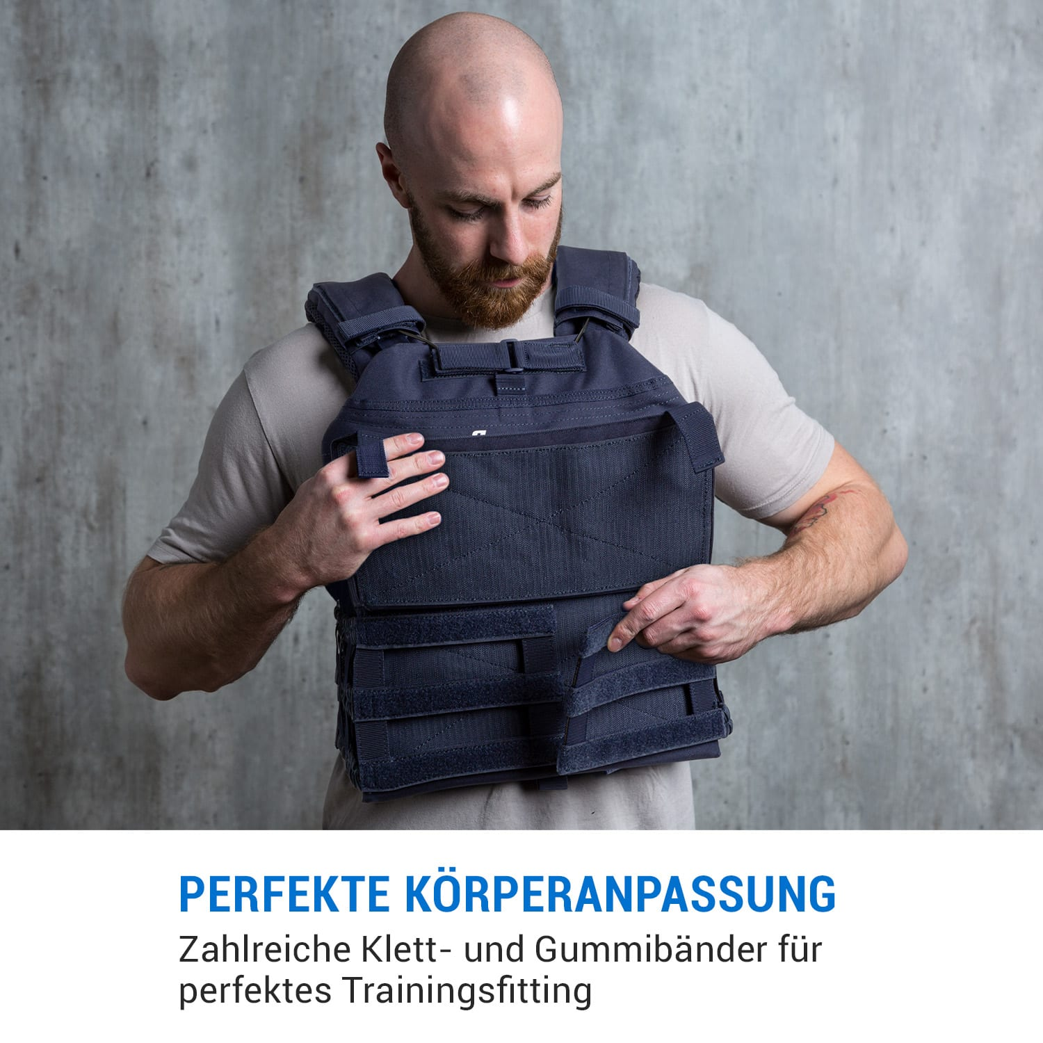 Ein Mann im grauen Hemd zieht eine marineblaue taktische Weste an, Text darunter.