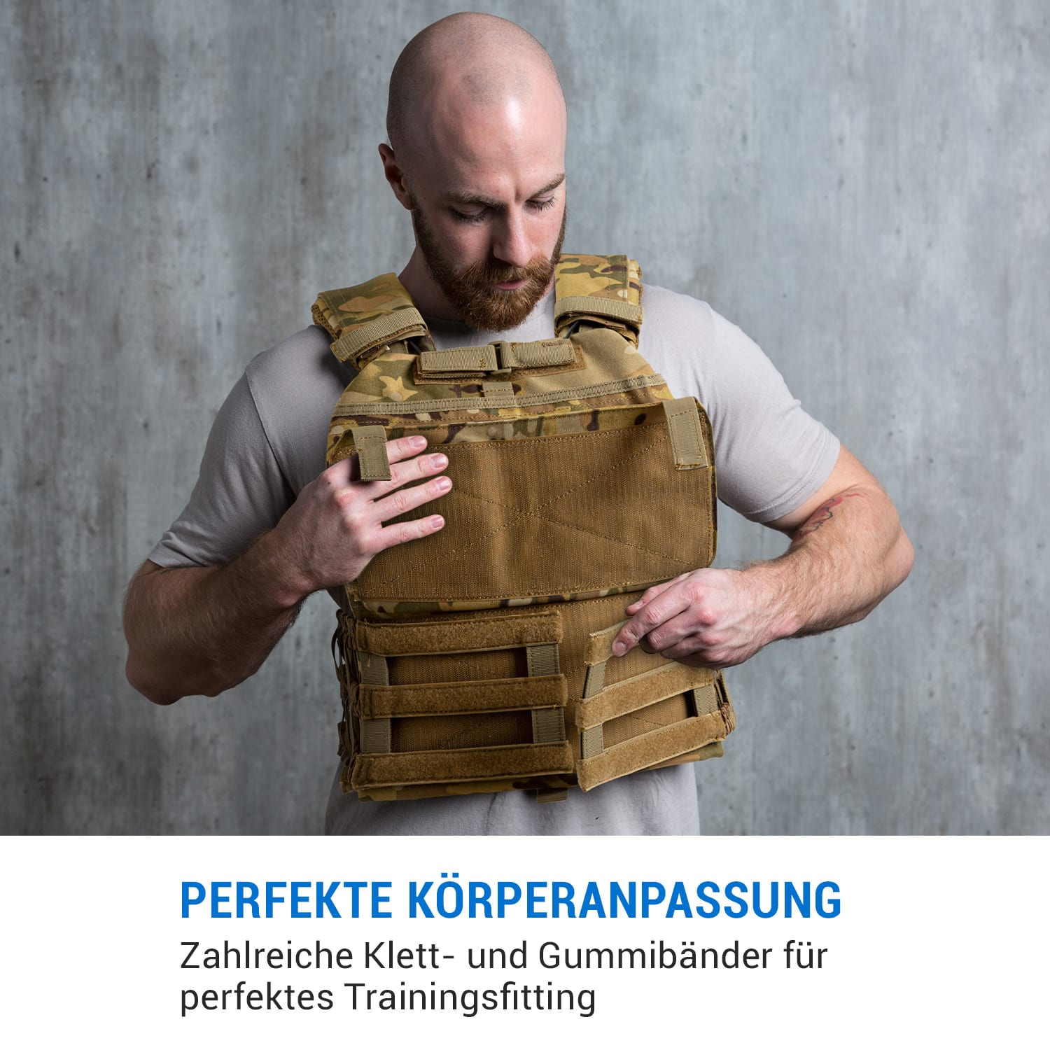 Mann in taktischer Weste. Beige-braune Weste über grauem Hemd. Text: PERFEKTE KÖRPERANPASSUNG