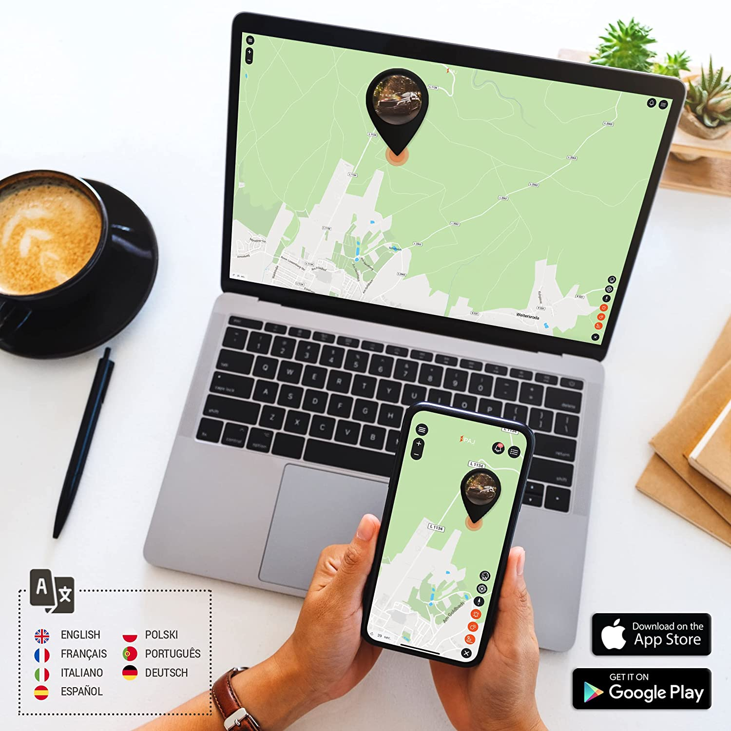 Laptop und Telefon mit Karten-Apps. Kaffee, Stift und Pflanzen auf Holzoberfläche.