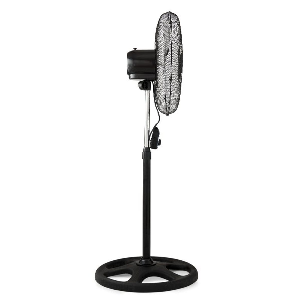 Ventilador de pie negro con base circular. El ventilador está sobre un fondo blanco.