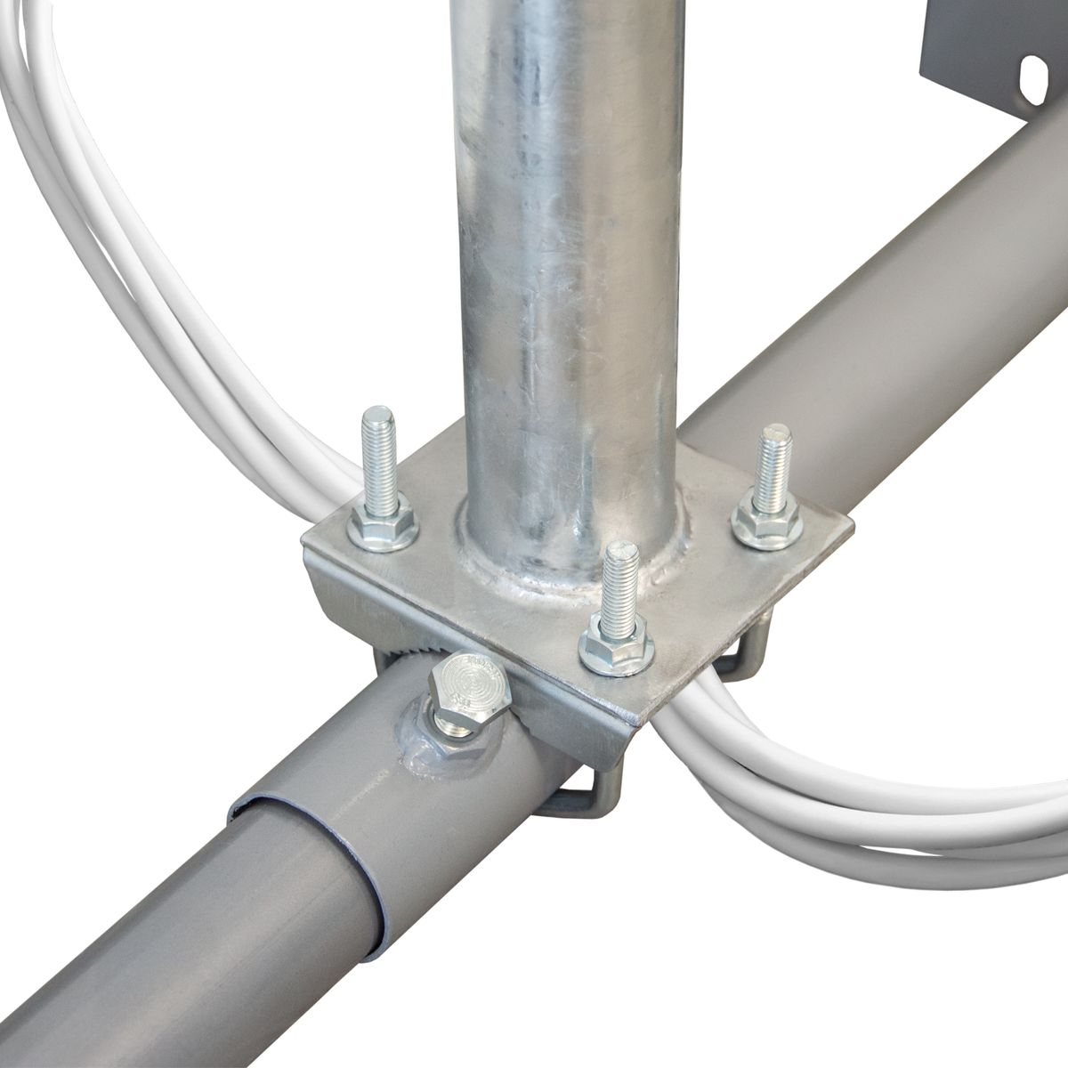 Metallstruktur für einen Mast, mit Bolzen und weißen Kabeln befestigt. Graue Rohre und Metallteile.