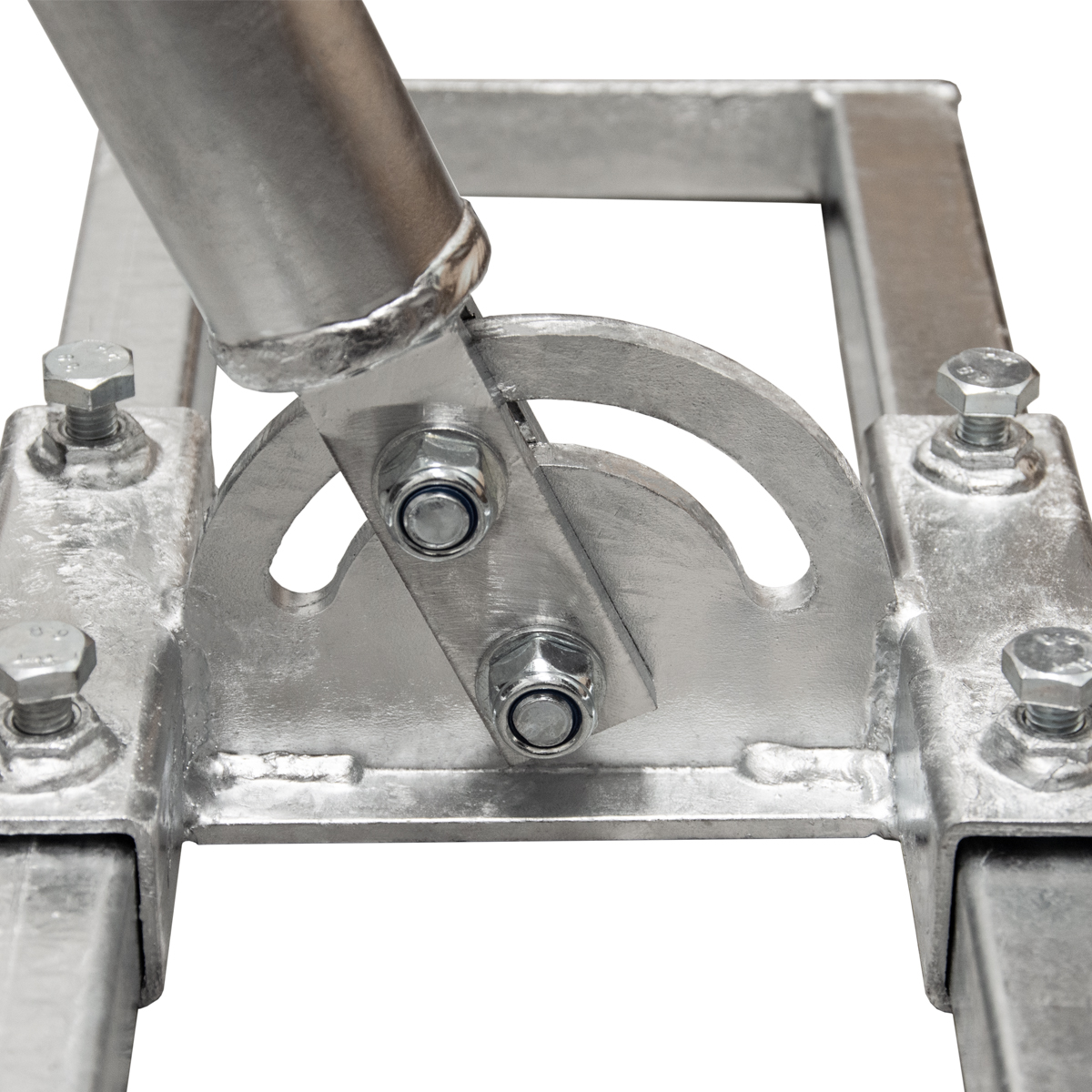 Eine Metallhalterung mit Schrauben und Muttern, die einen Winkeleinstellmechanismus zeigt.