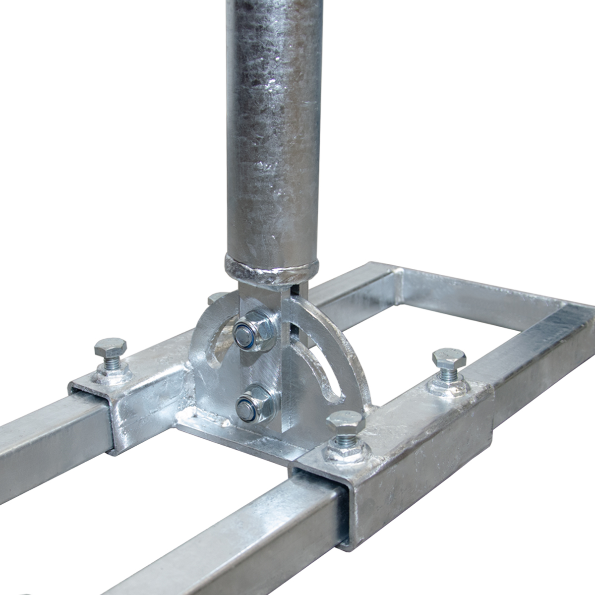 Eine silberne Metallhalterung mit Muttern und Bolzen. Es ist vor einem weißen Hintergrund. Nahaufnahme.