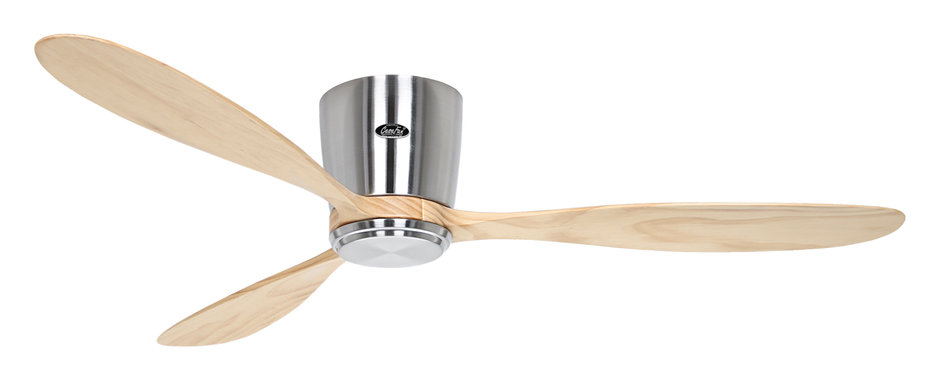 Ventilatore da soffitto con tre pale in legno e alloggiamento motore argentato. Su sfondo bianco.