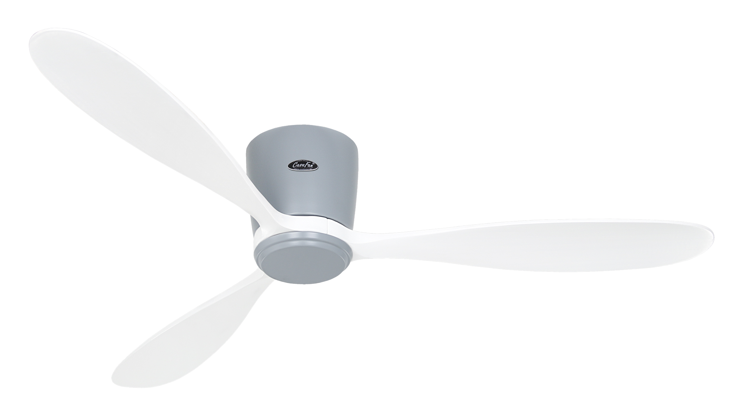 Ventilatore da soffitto con tre pale bianche e centro grigio. Il ventilatore è su sfondo bianco.