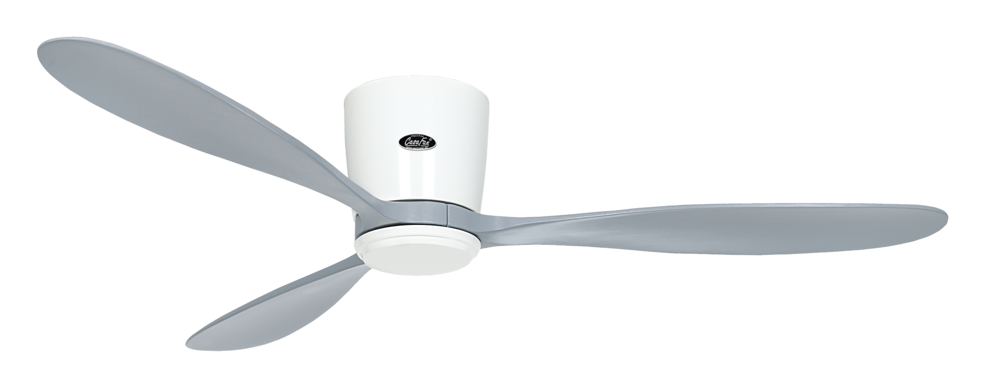 Ventilatore da soffitto bianco e grigio con tre pale. Il ventilatore è su sfondo bianco.
